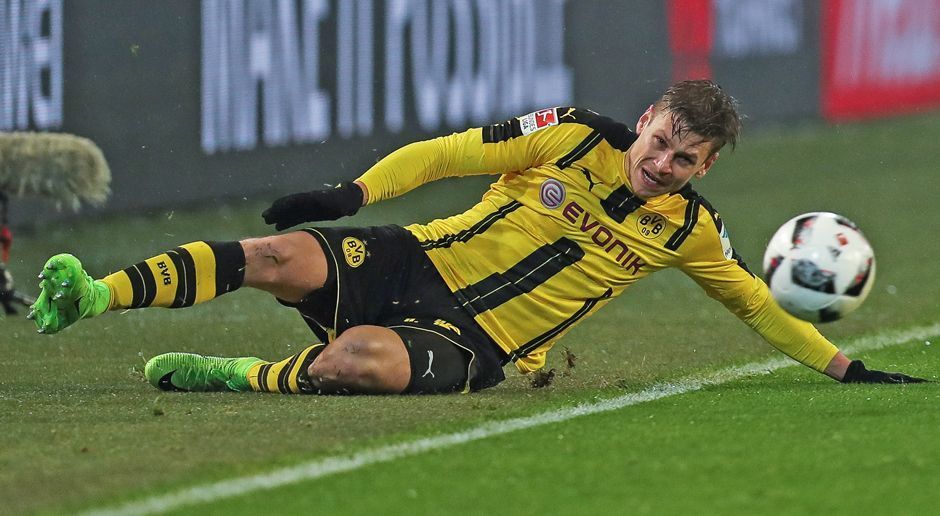 
                <strong>Lukasz Piszczek</strong><br>
                Lukasz Piszczek: In den ersten 20 Minuten der Partie landet gefühlt jeder Ball des Polen beim Gegner. Und auch defensiv hat Piszczek vor dem Seitenwechsel enorme Probleme, Gegenspieler Lindner darf schalten und walten, wie er will. Nach der Pause hat er hinten zwar alles im Griff, aber was das Offensivspiel angeht, ist es ein merkwürdig lethargischer Auftritt des Polen. ran-Note: 4
              