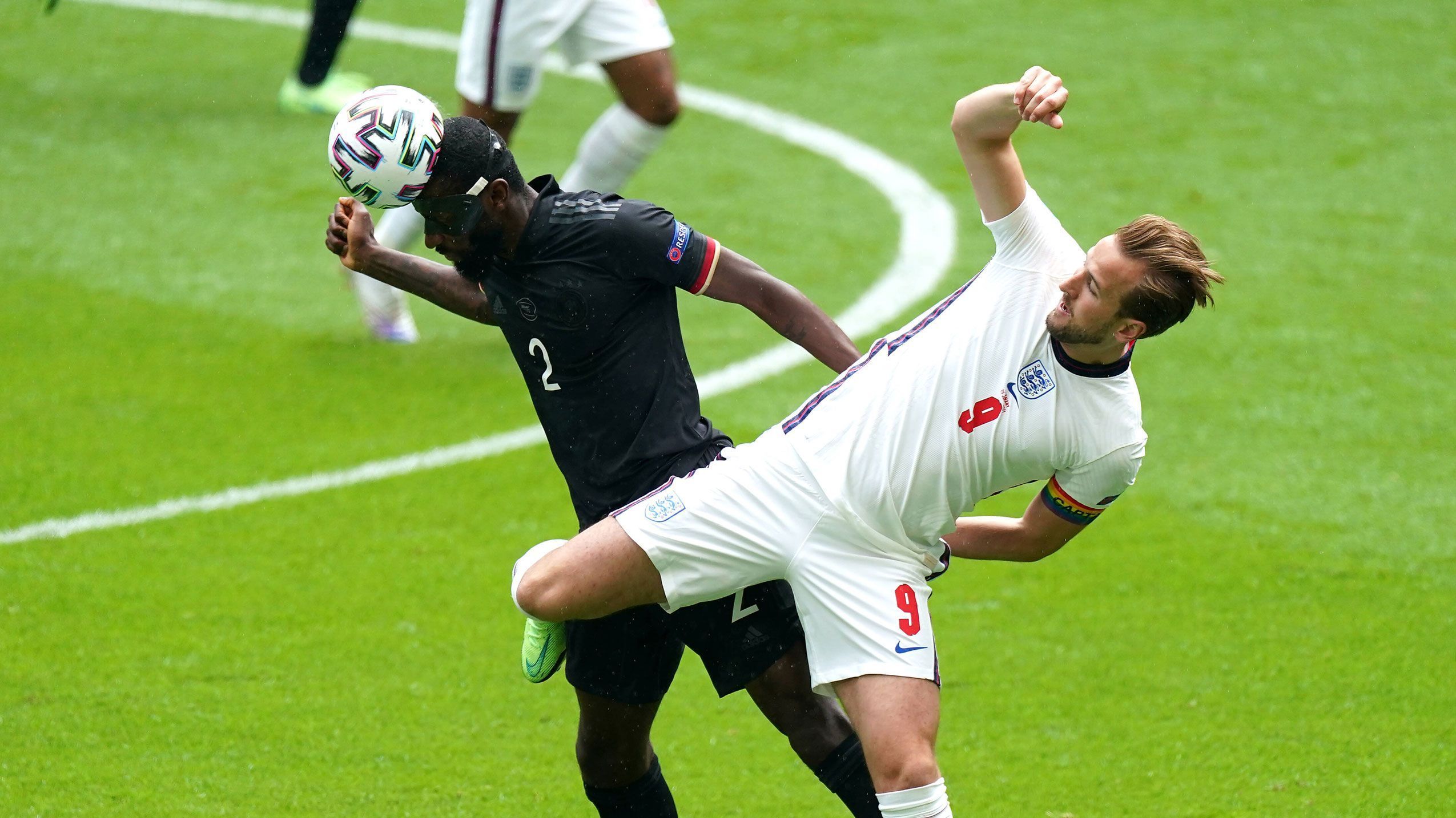 
                <strong>Antonio Rüdiger (Deutschland)</strong><br>
                Mit einem plumpen Einsatz gegen Saka ermöglicht Rüdiger den Engländern eine unnötige Freistoßchance am Strafraum. Sein energischer Ausflug nach vorne geht nach hinten los. Immerhin steht Rüdiger defensiv bis auf die eine Szene sicher. ran-Note: 3
              