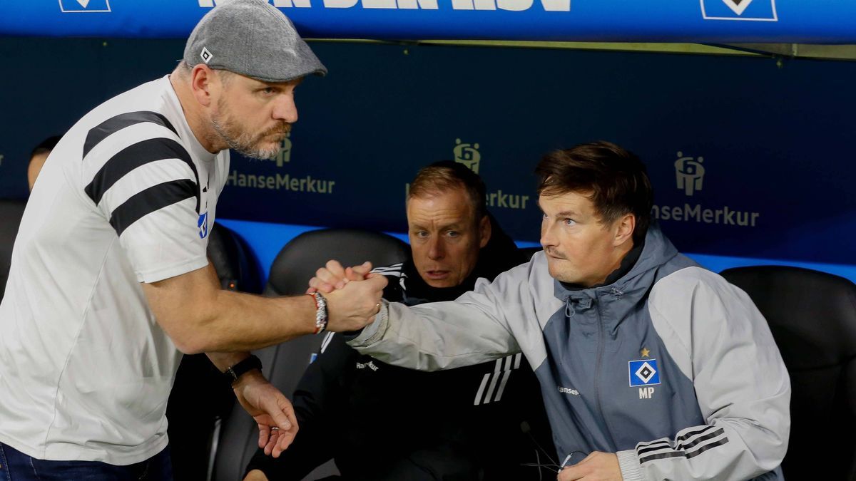 Trainer Steffen Baumgart klatscht mit Co - Trainer Merlin Polzin ( HSV ) ab Deutschland , Hamburg , Volksparkstadion , Fussball , 2 . Bundesliga , Hamburger SV - FC Schalke 04 *** Coach Steffen Bau...