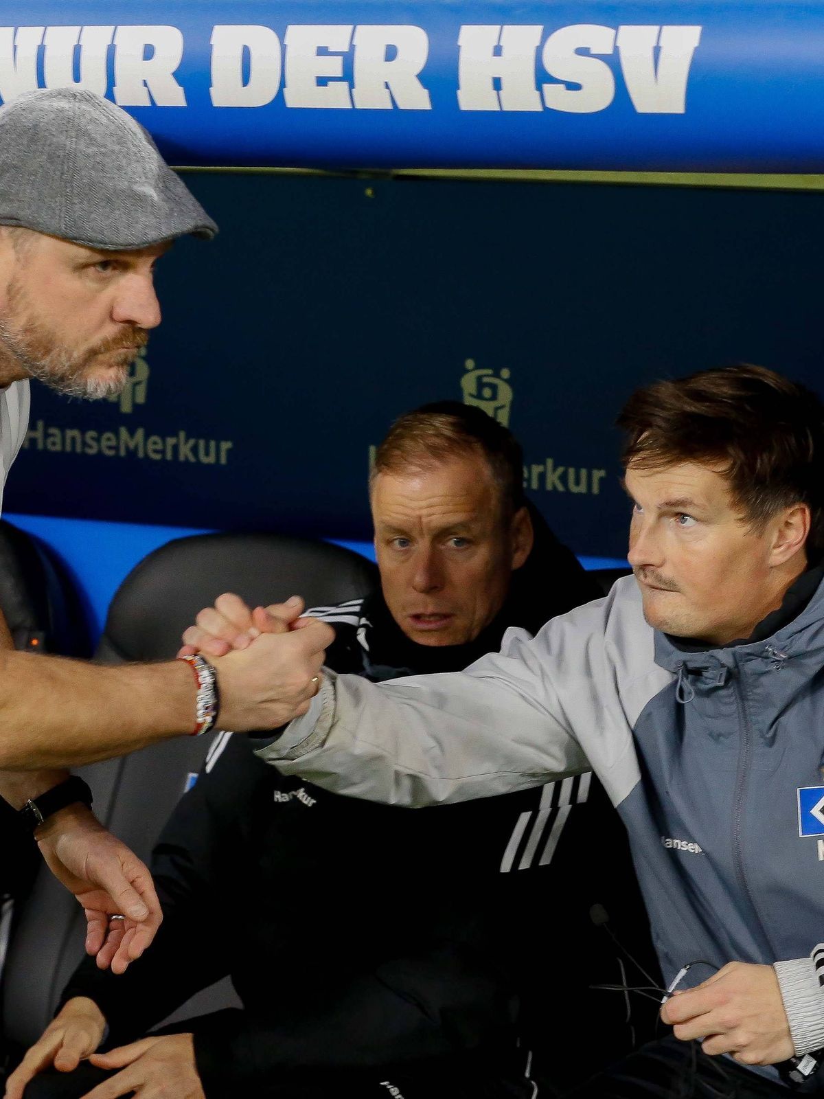 Trainer Steffen Baumgart klatscht mit Co - Trainer Merlin Polzin ( HSV ) ab Deutschland , Hamburg , Volksparkstadion , Fussball , 2 . Bundesliga , Hamburger SV - FC Schalke 04 *** Coach Steffen Bau...