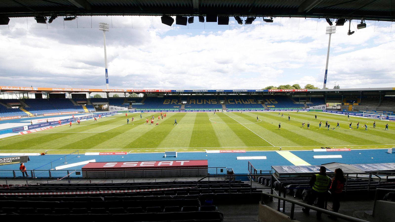 
                <strong>EINTRACHT-Stadion (Braunschweig)</strong><br>
                Sogar schon deutlich vor dem Berliner Olympiastadion wurde die heute EINTRACHT-Stadion genannte Heimstätte des Zweitliga-Aufsteigers Eintracht Braunschweig eingeweiht. Die Tore für dieses altehrwürdige Stadion wurden bereits 1923 erstmals eröffnet. Durch die Laufbahnen, die in modernen Fußballarenen kaum noch zu vorhanden sind, fanden in der Vergangenheit im EINTRACHT-Stadion auch immer wieder wichtige Leichtathletik-Events statt, etwa die deutschen Meisterschaften 2004. Heute spielen neben der Eintracht auch noch die Footballer von New Yorker Lions im EINTRACHT-Stadion. Zuletzt wurde die Arena in Braunschweig im Jahr 2009 renoviert, derzeit liegt das Fassungsvermögen bei 23.325 Zuschauern.
              