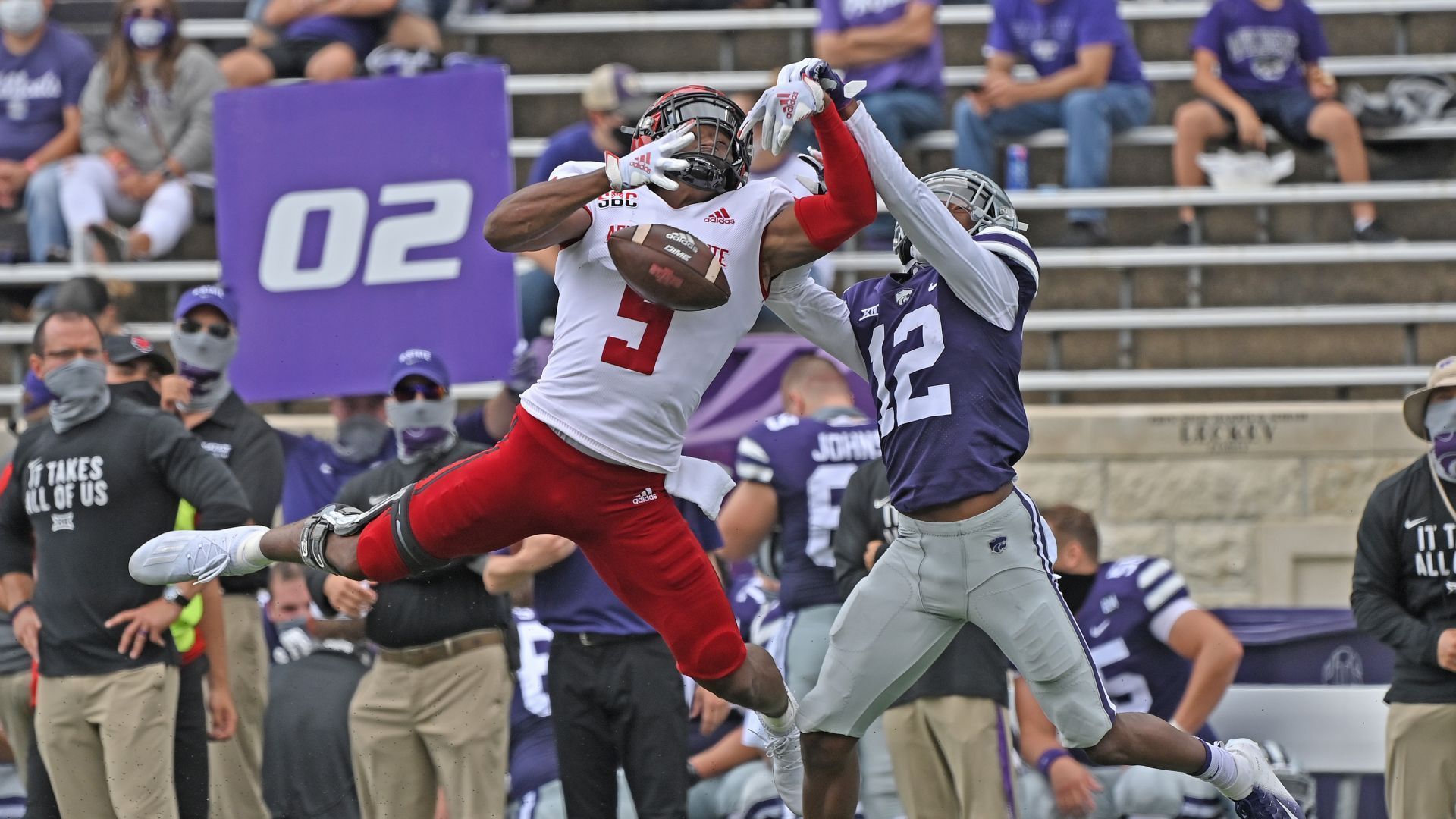 
                <strong>Jonathan Adams Jr. - Dreijahresvertrag </strong><br>
                Während die Lions im Draft die Receiver-Position erstaunlich wenig adressierten, schlugen sie bei den Undrafted Free Agents zu. Mit Jonathan Adams Jr. verpflichteten sie einen physisch starken Outside-Receiver, den einige Experten im Draft deutlich früher gesehen hatten. Adams Jr. erhält in Detroit einen Dreijahresvertrag und könnte im Laufe der Saison seine Rolle im Receiving-Corps der Lions finden. 
              