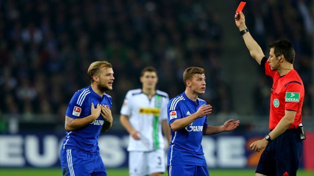 
                <strong>Johannes Geis</strong><br>
                Johannes Geis: Der Schalke-Star fiel im Hinrunden-Spiel gegen Borussia Mönchengladbach durch ein Horror-Foul negativ auf. Geis foulte Gladbachs Andre Hahn mit gestrecktem Bein auf Kniehöhe und sah die Rote Karte. Daraufhin mussten die Fohlen lange Zeit verletzungsbedingt auf ihren Mittelfeldmann verzichten. Der 25-Jährige zog sich eine Fraktur des Schienbeinkopfes und einen Riss des Außenmeniskus im linken Knie zu. Die Borussia gewann das Spiel dennoch mit 3:1.
              