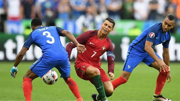 
                <strong>Cristiano Ronaldo</strong><br>
                Was für eine bittere Geschichte! Cristiano Ronaldo wird in der 9. Minute des EM-Finals zwischen Portugal und Frankreich von Dimitri Payet hart angegangen. Der Franzose trifft den Superstar bei seinem Einsteigen am linken Knie.
              