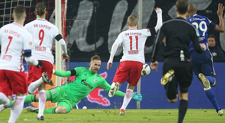 
                <strong>Leipzig vs. Schalke: Die Einzelkritik</strong><br>
                RB Leipzig behält auch dank eines unberechtigten Elfmeters gegen Schalke 04 die Oberhand und bleibt Tabellenführer. ran.de bewertet die Spieler in der Einzelkritik.
              