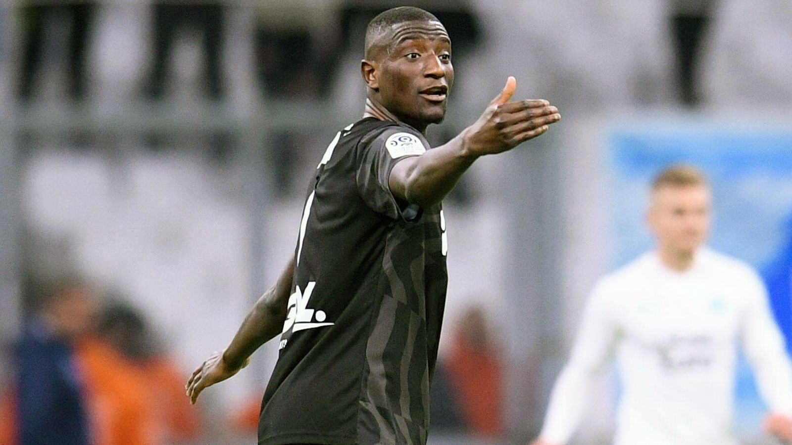 
                <strong>Serhou Guirassy (früher 1. FC Köln, jetzt Amiens)</strong><br>
                Die Zeit von Stürmer Serhou Guirassy beim 1. FC Köln verlief zwischen Juli 2016 und Anfang 2019 eher durchwachsen, der Franzose schaffte es bei den Domstädtern nur bedingt, zu überzeugen. Daher trennten sich die Wege Anfang 2019 eben, zunächst per Leihe in die Ligue 1 zu Amiens. Nach einem halben Jahr kauften die Franzosen den heute 24-Jährigen und in der abgelaufenen Saison der Ligue 1 erzielte Guirassy immerhin neun Saisontreffer. Zwar konnte der in Arles geborene Stürmer den Abstieg seines Teams damit nicht verhindern, aber zumindest sich persönlich in den Fokus anderer Klubs knipsen. "Eine Reihe von Klubs in England und aus ganz Europa haben Interesse an Serhou signalisiert, nachdem er für Amiens so gut performt hat", sagte Guirassy-Berater Mark McKay im "Mirror". Nachdem sich Guirassy im Januar 2020 trotz guter Angebote zu Amiens bekannte, darf er nun laut Vereinsboss nach dem Abstieg nun aber wechseln. 
              