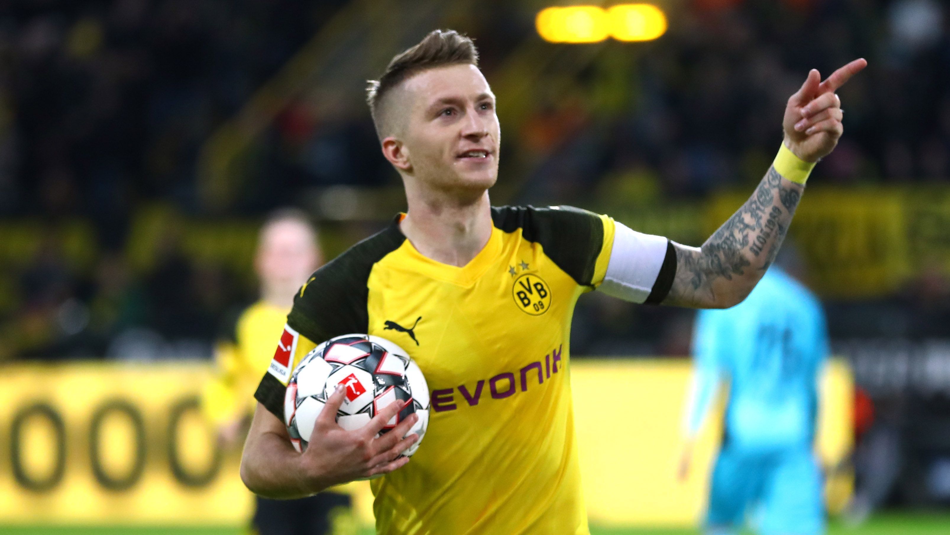 
                <strong>Linker Flügel</strong><br>
                Marco Reus von Borussia Dortmund, gewählt mit 65,3 Prozent. Zudem Spieler der Saison mit 31,4 Prozent der Stimmen.
              