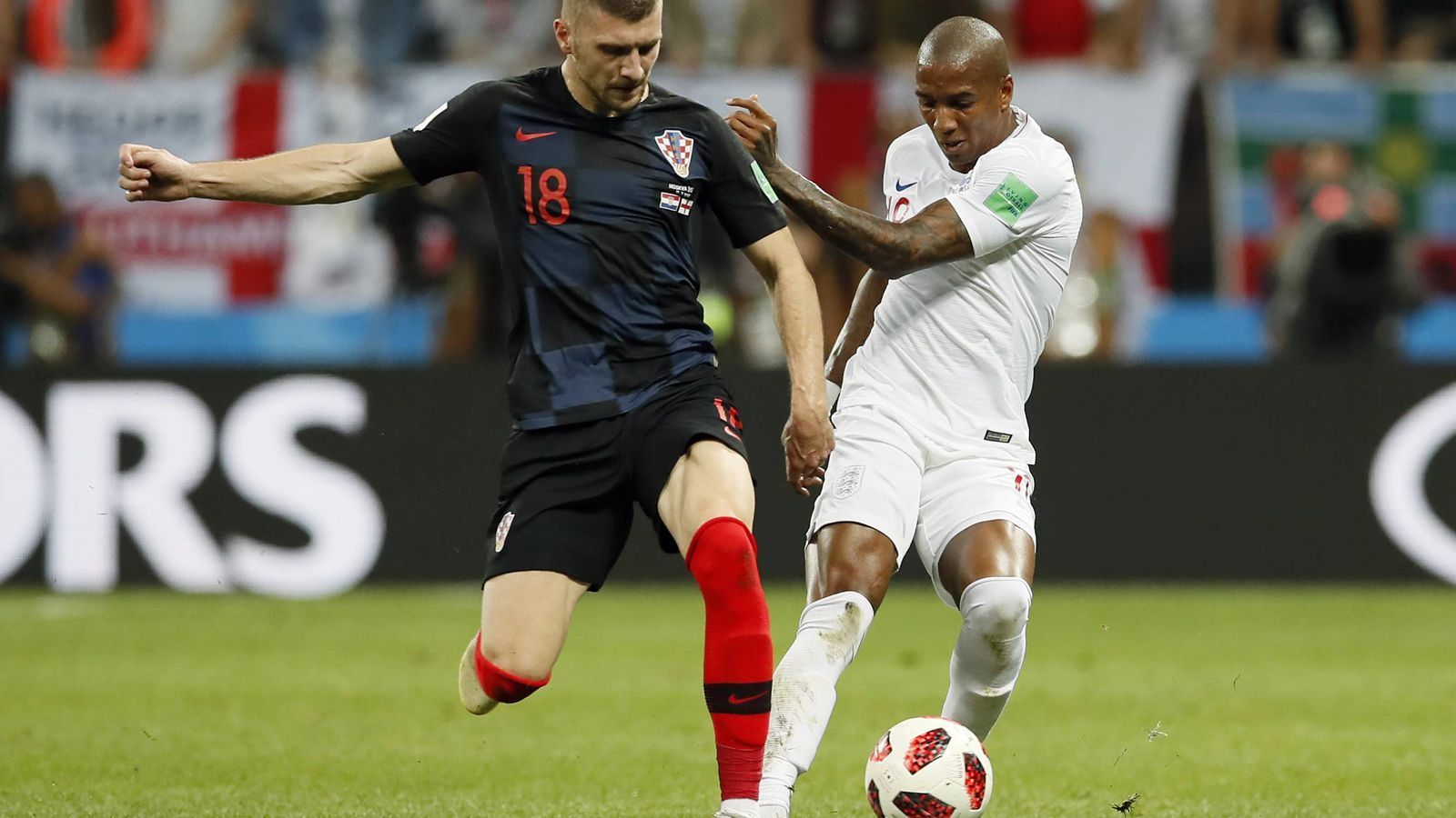 
                <strong>Ashley Young (England)</strong><br>
                Bekommt nach etwa 20 Minuten zunehmend Probleme mit Rebic, der die meisten kroatischen Angriffe kreiert. Dafür rettet Young mit einer Grätsche in Minute 33 vor dem einschussbereiten Vrsajlko. Stabilisiert sich mit der Zeit etwas, nur beim Ausgleich ist Young irgendwo im Nirgendwo. Macht vor der Verlängerung Platz für Rose. ran-Note: 4
              