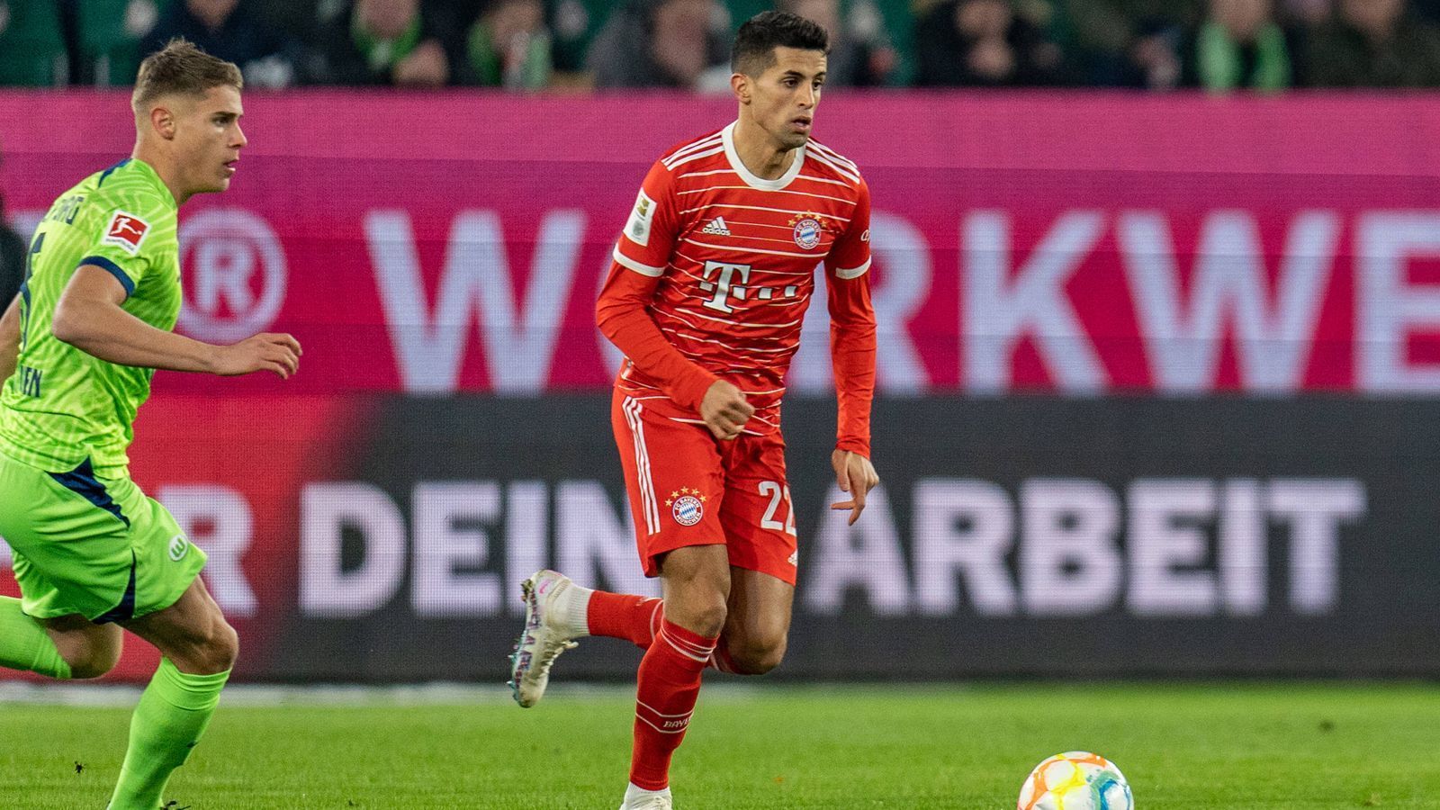 
                <strong>Joao Cancelo</strong><br>
                Wie bereits beim Pokalspiel in Mainz beweist der Leihspieler von Manchester City auch diesmal, was für ein exakter Flankengeber er ist. Die Vorlage zum 2:0 landet zentimetergenau auf dem Fuß von Coman. Überhaupt ist er sehr in das Offensivspiel des FC Bayern eingebunden, scheut aber auch in der Defensive keine harten Zweikämpfe. ran-Note: 2
              