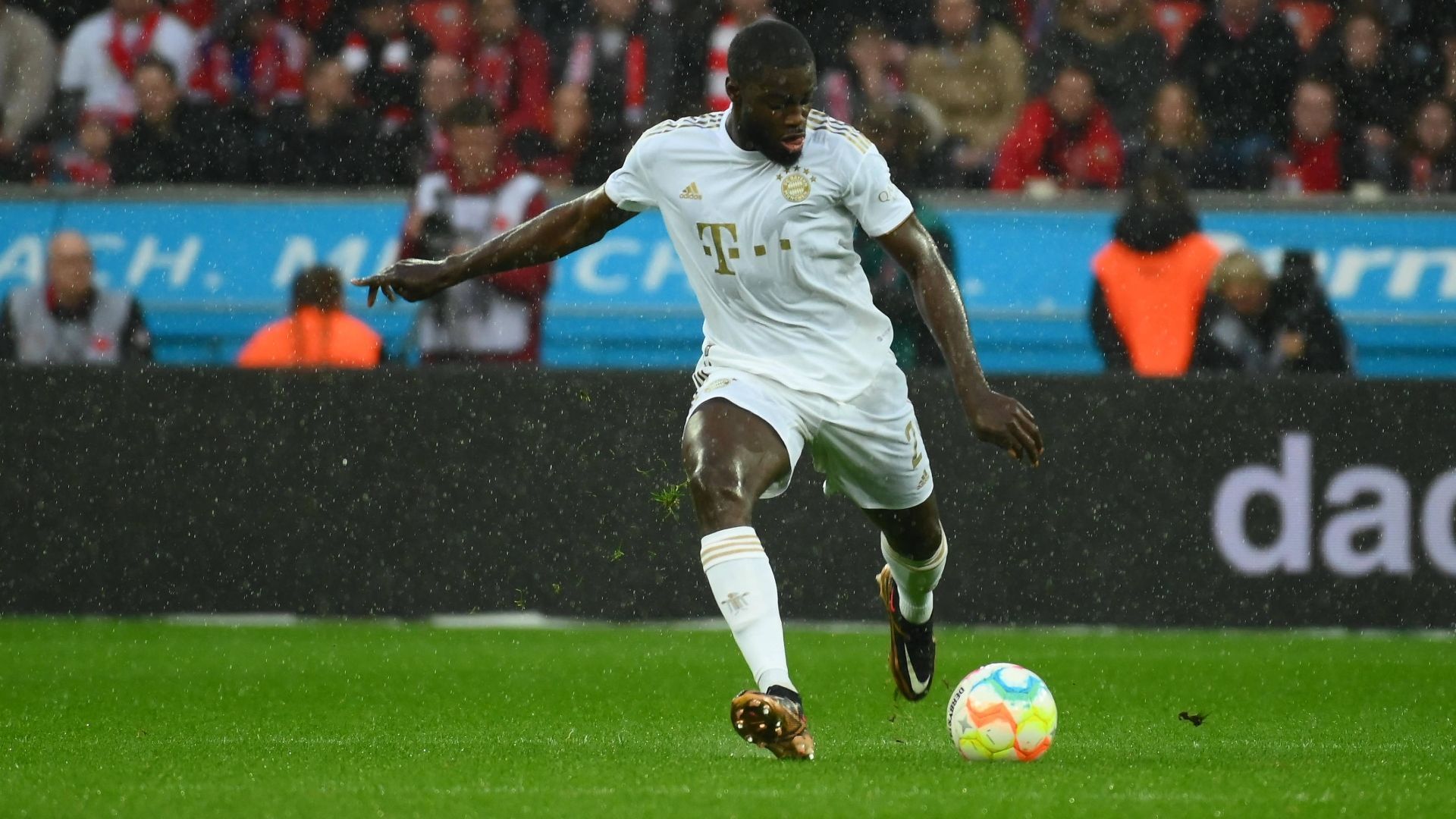 
                <strong>Dayot Upamecano</strong><br>
                Umsichtig, mit einem guten Stellungsspiel, und zunächst nahezu fehlerfrei. Auch nach dem Seitenwechsel bis auf kleinere Unsicherheiten ein Rückhalt in der Defensive, ehe er mit einer wilden Grätsche ebenfalls einen Foulelfmeter verursacht. ran-Note: 4
              