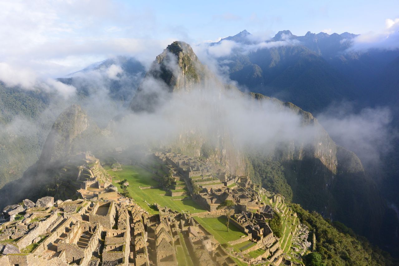 Der Nebel lüftet sich: Wer die Inkaruine Machu Picchu zum Sonnenaufgang sehen will, muss nachts aufstehen, am Eingang Schlangestehen und Höhenluft vertragen. Die Stadt liegt auf 2.430 Metern.