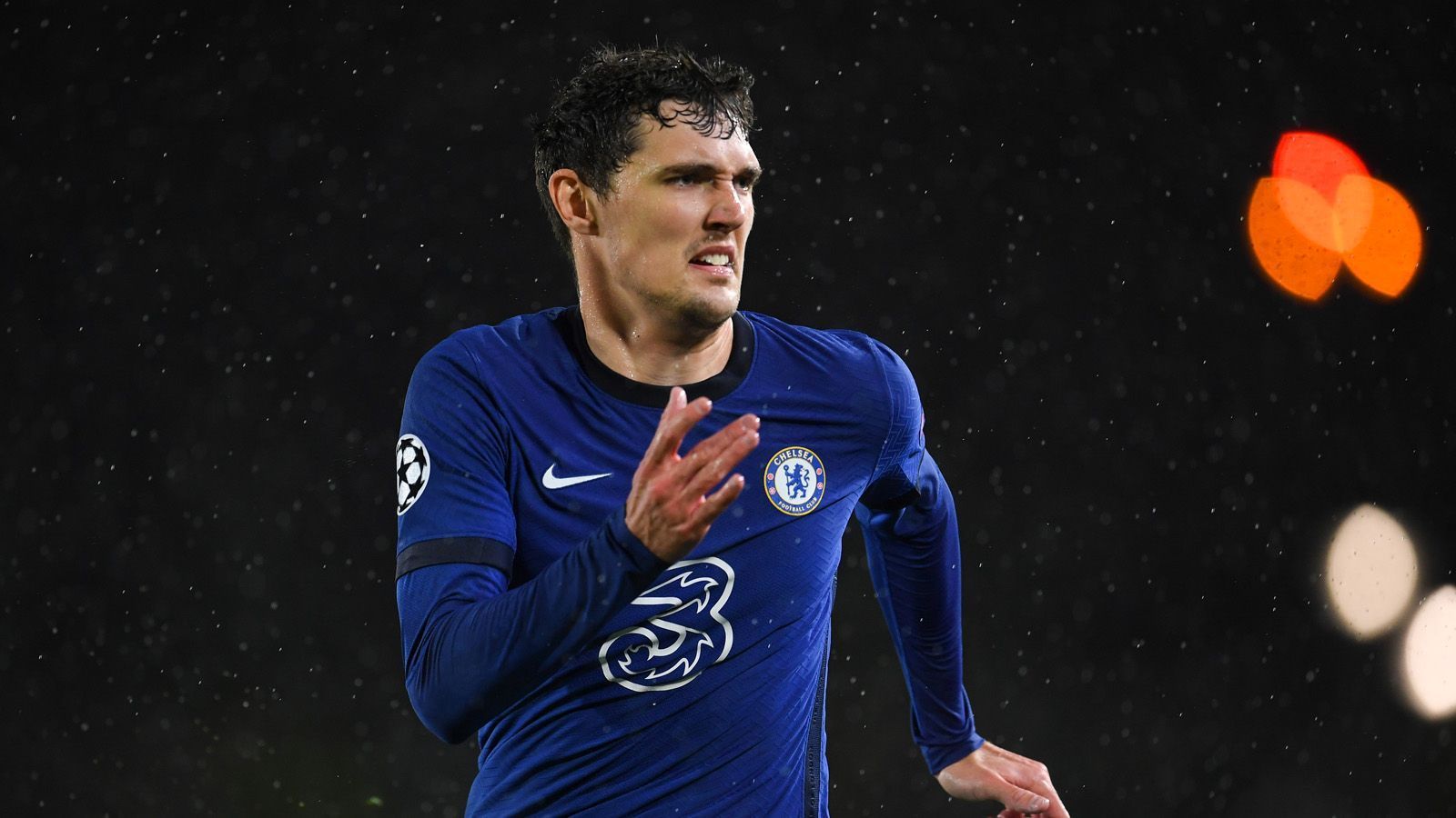 
                <strong>Andreas Christensen (FC Chelsea)</strong><br>
                Andreas Christensen soll laut "Bild" die besten Karten haben, er gilt als absoluter Wunschkandidat der Klub-Bosse. Der Vertrag des 25-Jährigen beim FC Chelsea läuft zum Saisonende aus. Zwar verhandelt der Däne anscheinend auch mit den "Blues" über eine mögliche Verlängerung, die ist aber wohl eher unwahrscheinlich. Christensen soll ein Jahresgehalt von 14 Millionen Euro fordern, was für die Bayern gerade noch realisierbar wäre. Auch der FC Barcelona buhlt offenbar um die Dienste des Verteidigers, der FC Bayern soll auch hier die Nase vorn haben.
              
