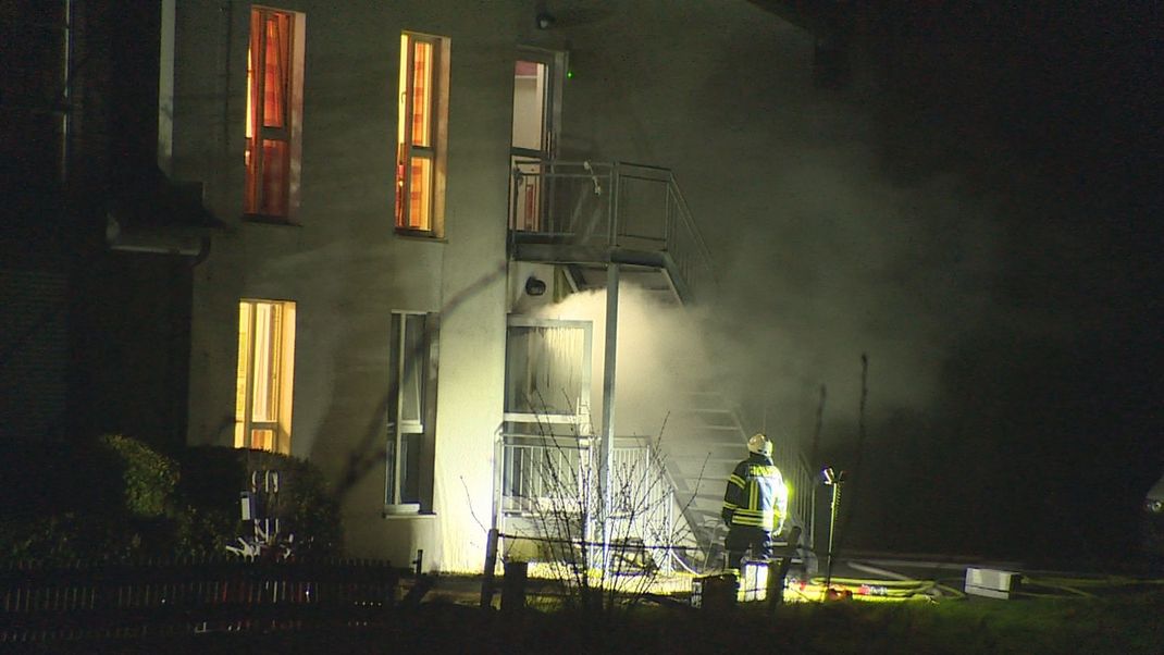 Ein Feuerwehrmann beim Brand vor dem Seniorenheim in Bedburg-Hau.