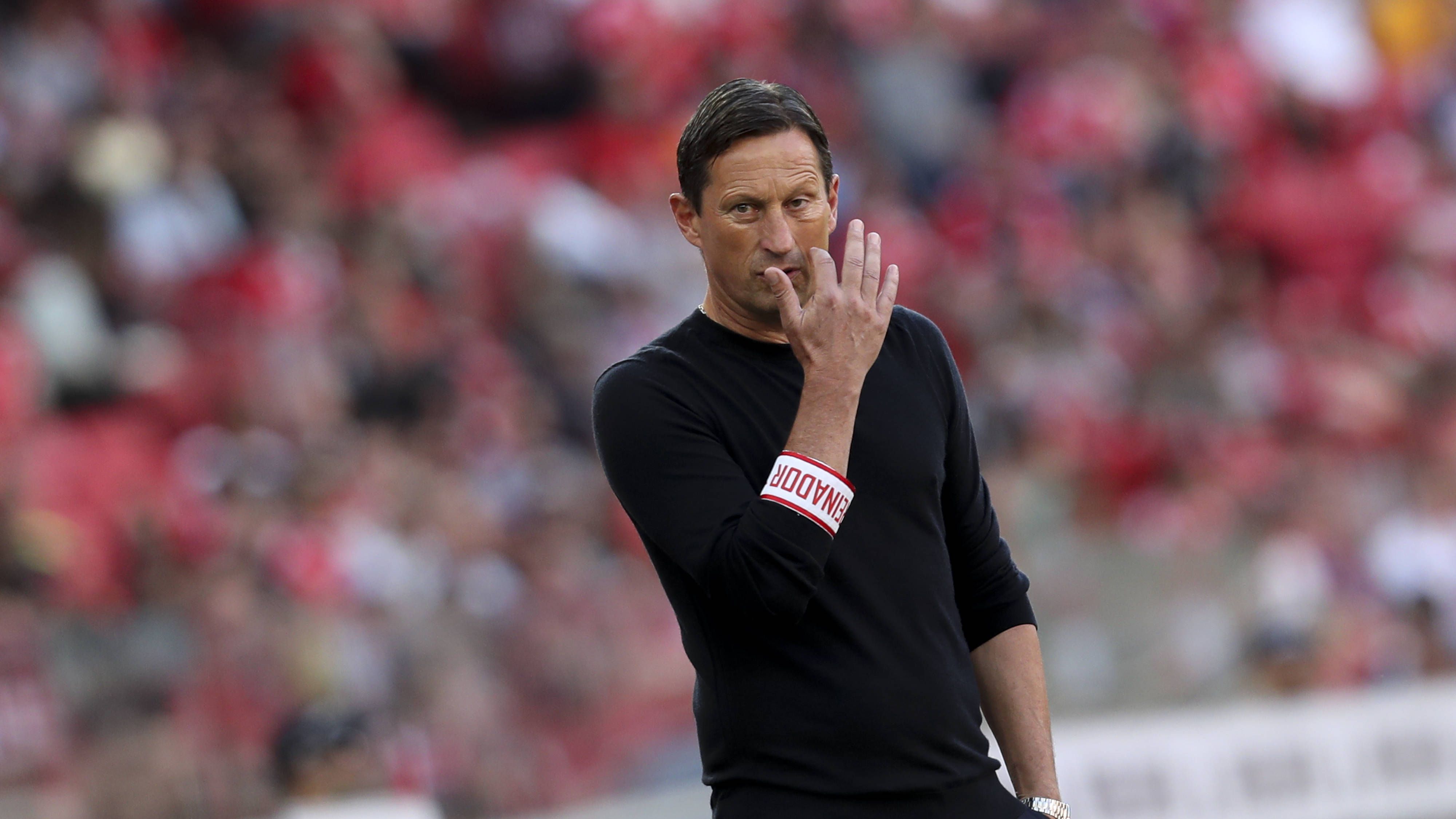 <strong>Roger Schmidt (Benfica Lissabon)</strong><br>Denn die Fans wünschen sich offenbar einen Trainerwechsel. Während des 5:0 über den FC Arouca gab es Proteste. Schmidt reagierte frustriert: "Eines ist klar. Unter diesen Umständen können wir nicht Meister werden, das ist unmöglich (...) Damit das ganze Stadion auf unserer Seite ist, müssen wir etwas ändern. Wenn die Lösung darin besteht, dass ich gehe, werden wir darüber reden."