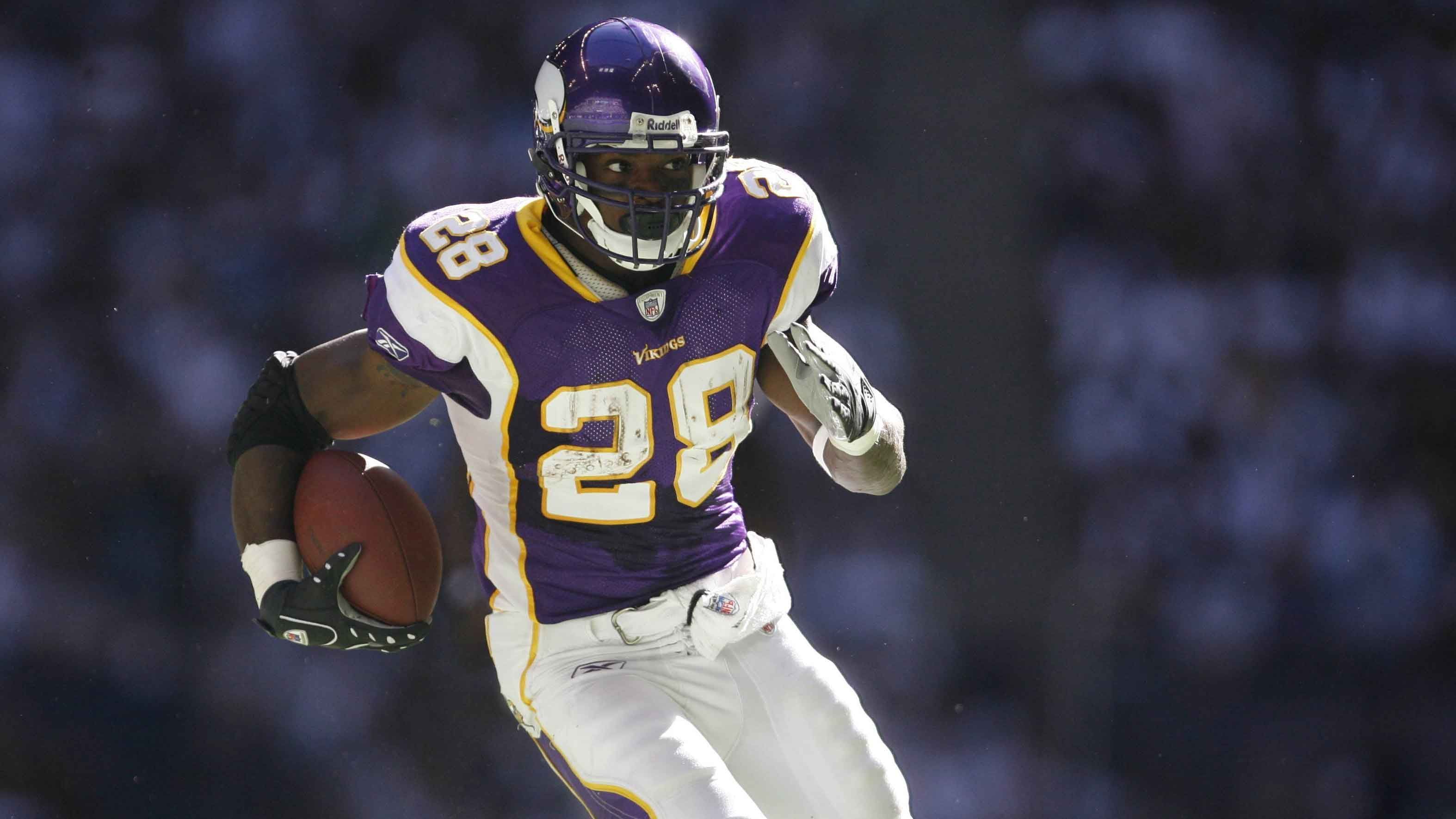 
                <strong>Minnesota Vikings: Adrian Peterson </strong><br>
                11.747 Yards bei 2.418 Runs - 97 Touchdowns
              