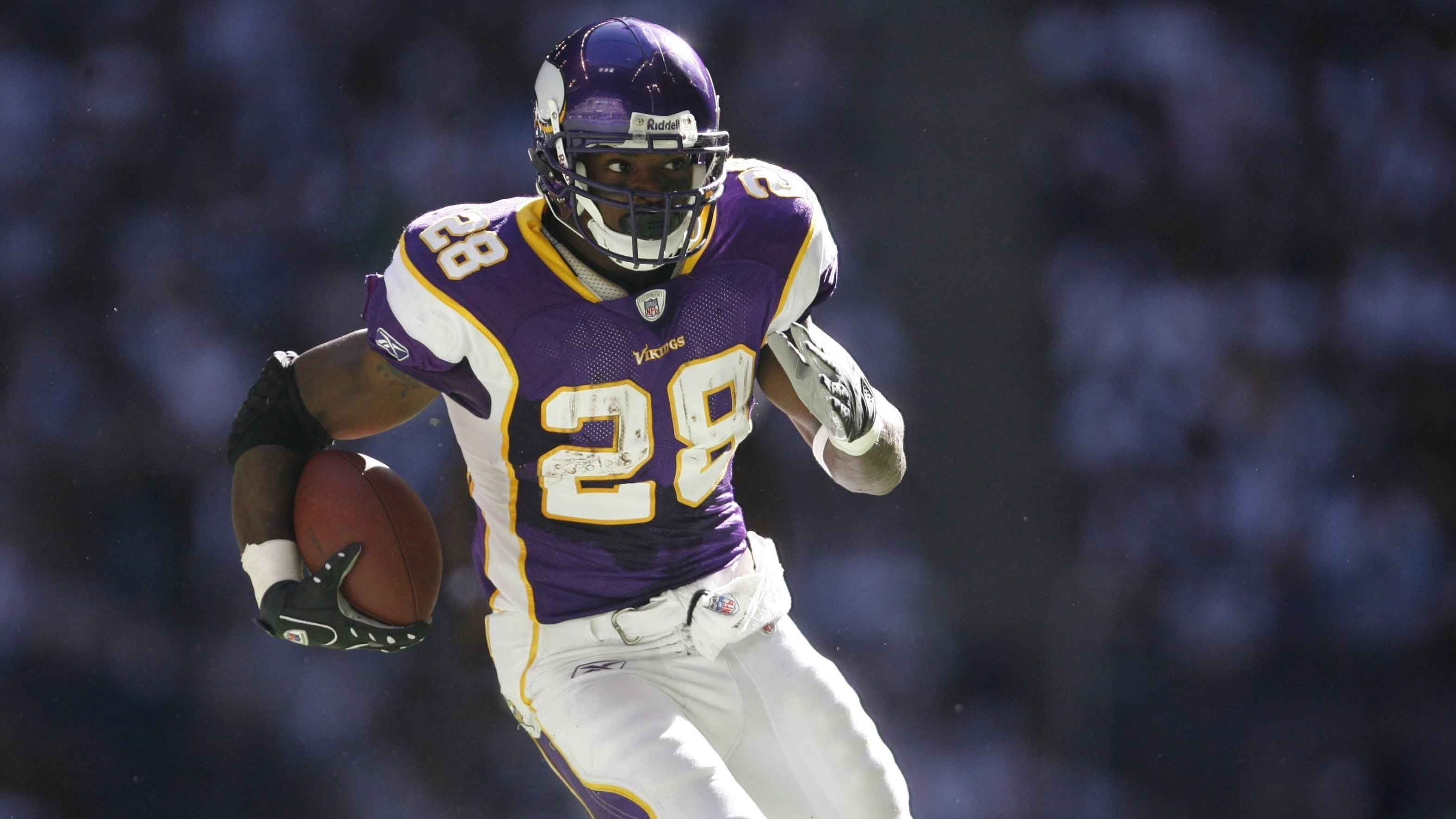 
                <strong>Minnesota Vikings: Adrian Peterson </strong><br>
                11.747 Yards bei 2.418 Runs - 97 Touchdowns
              