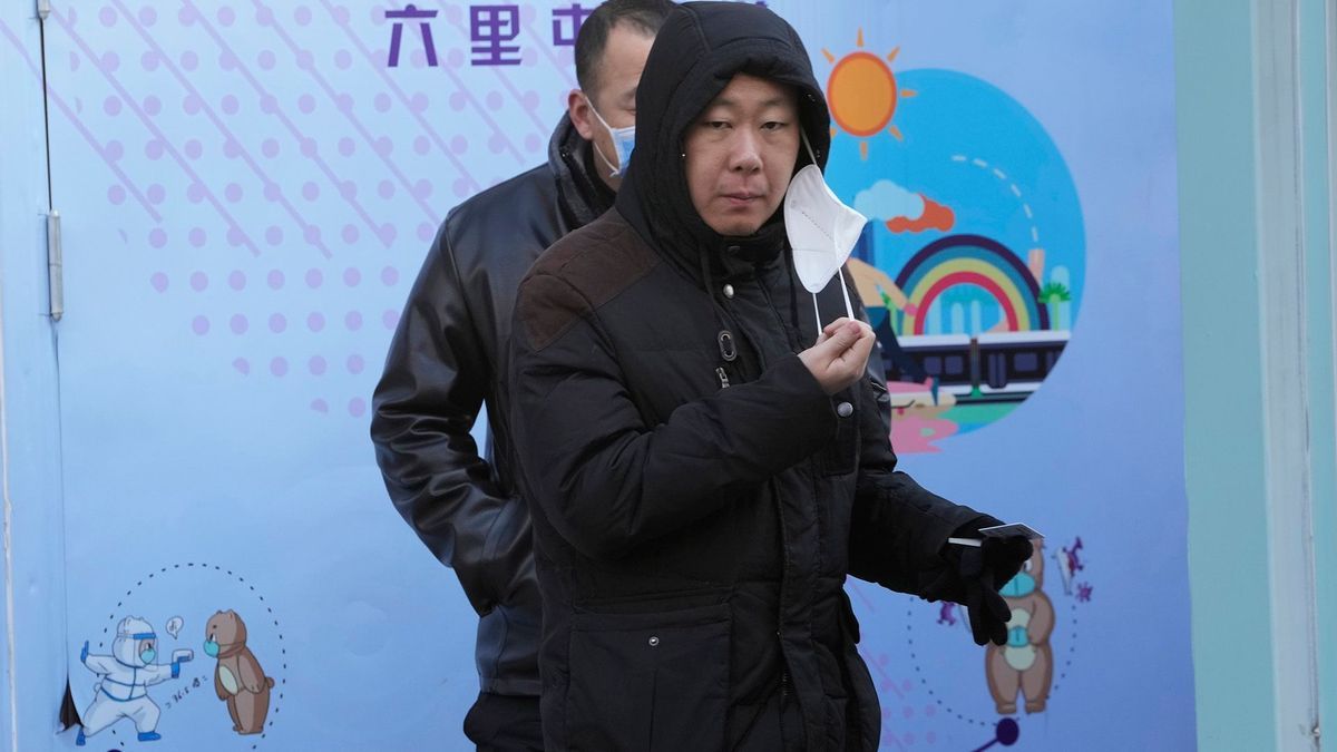 Ein Mann in Peking beim Corona-Test