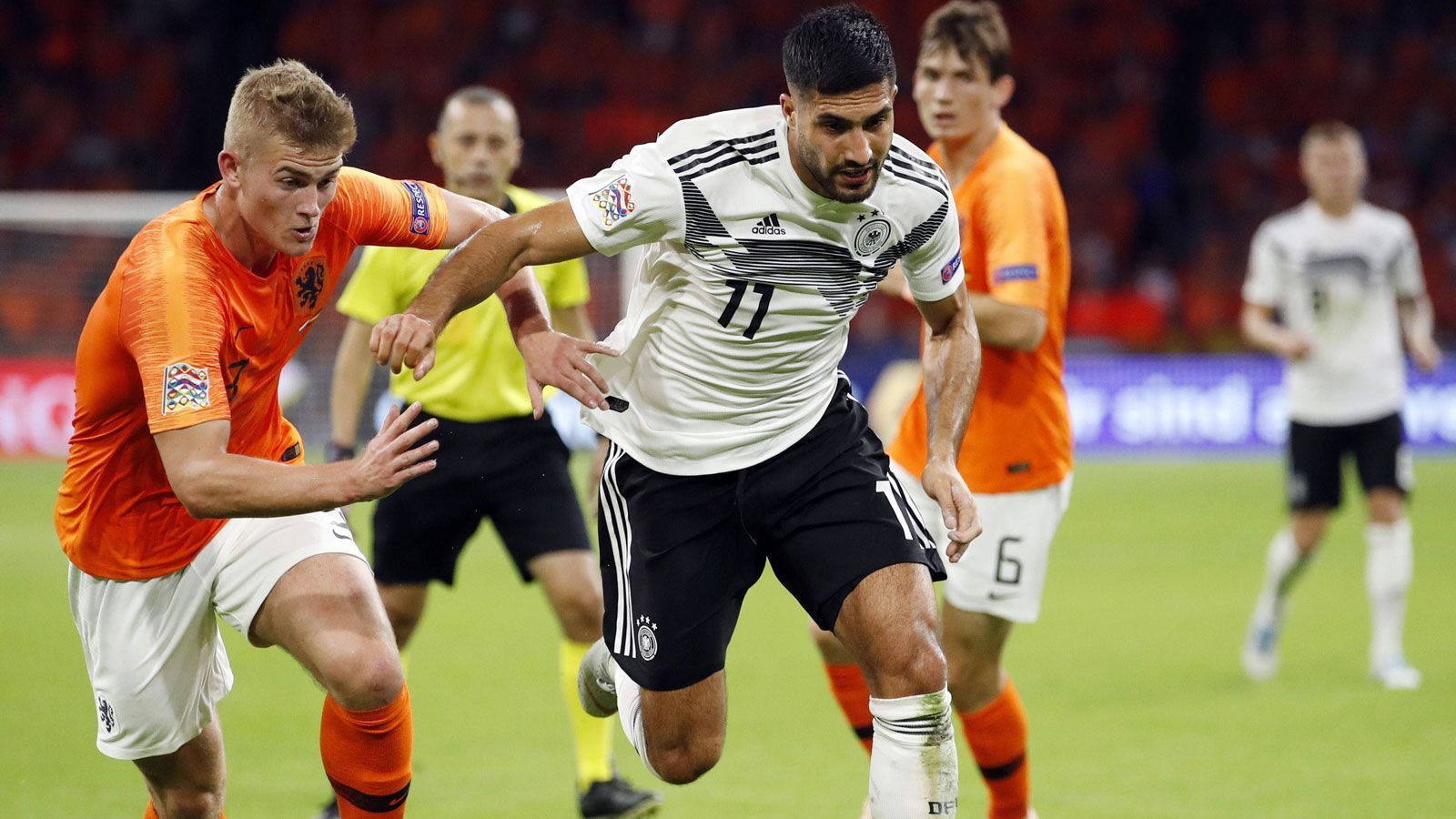 
                <strong>Emre Can</strong><br>
                Soll de Jong in Schach halten, was ihm meist auch gut gelingt. Aussetzer: Verliert in der 26. Minute an der gegnerischen Eckfahne den Ball und leitet damit unfreiwillig einen niederländischen Konter ein, den Kimmich aber verhindert. Beste Szene: Ein Zuckerpass in der 38. Minute in den Lauf von Müller, der die Chance jedoch kläglich vergibt. Aber der Pass bleibt Weltklasse. In der 57. Minute für Draxler ausgewechselt. ran-Note: 3
              