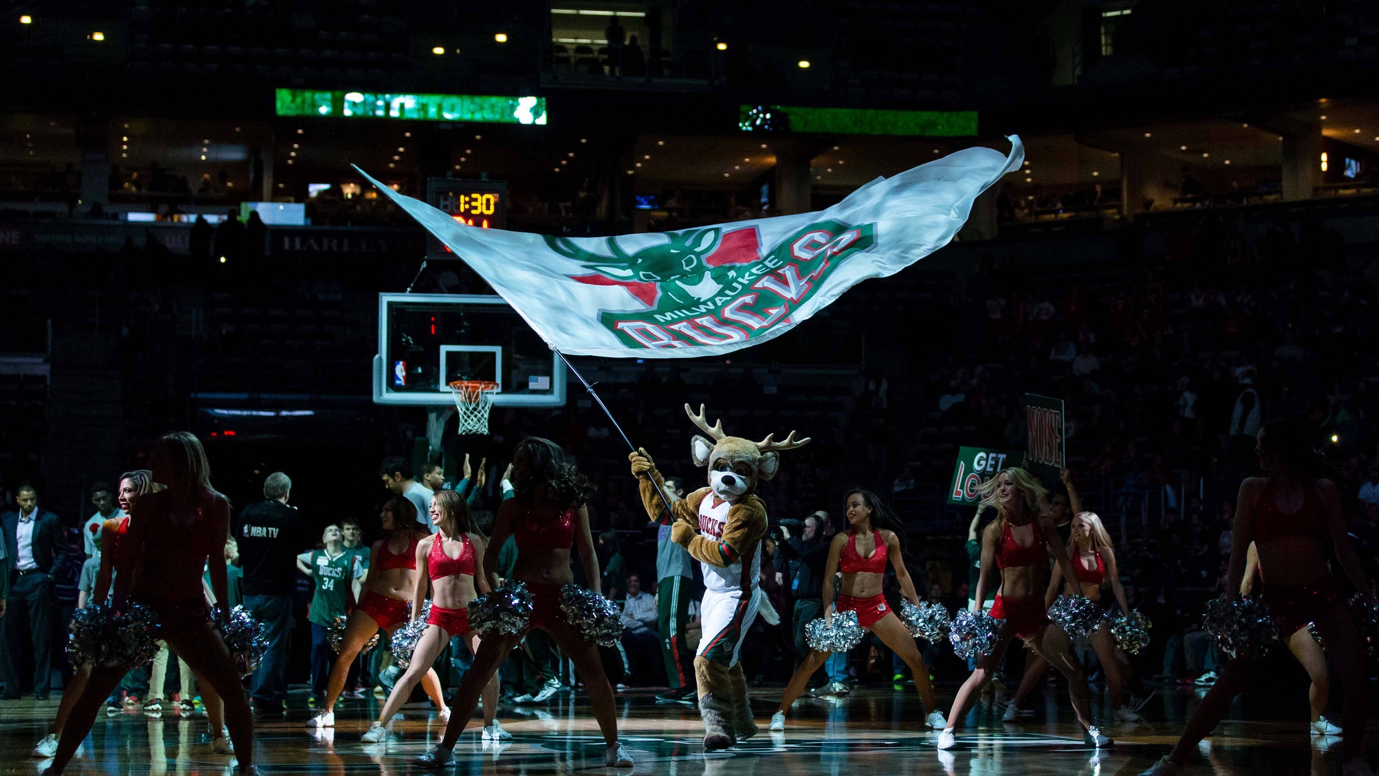 <strong>Milwaukee Bucks</strong><br>Bucks (zu Deutsch "Böcke”) sind „temperamentvoll, gut im Springen, schnell und agil". Damit begründete ein Fan seinen Vorschlag im Namenswettbewerb für die 1968 neu gegründete NBA-Franchise. Als Belohnung bekam er ein neues Auto – und die Franchise den Namen. Dabei war unter den mehr als 40.000 Einsendungen der Name Robins (Rotkehlchen, Wisconsins Bundesstaats-Vogel) ganz vorne. Die Jury entschied sich stattdessen für die Böcke, immerhin Wisconsins offizielle Bundesstaats-Wildtiere.