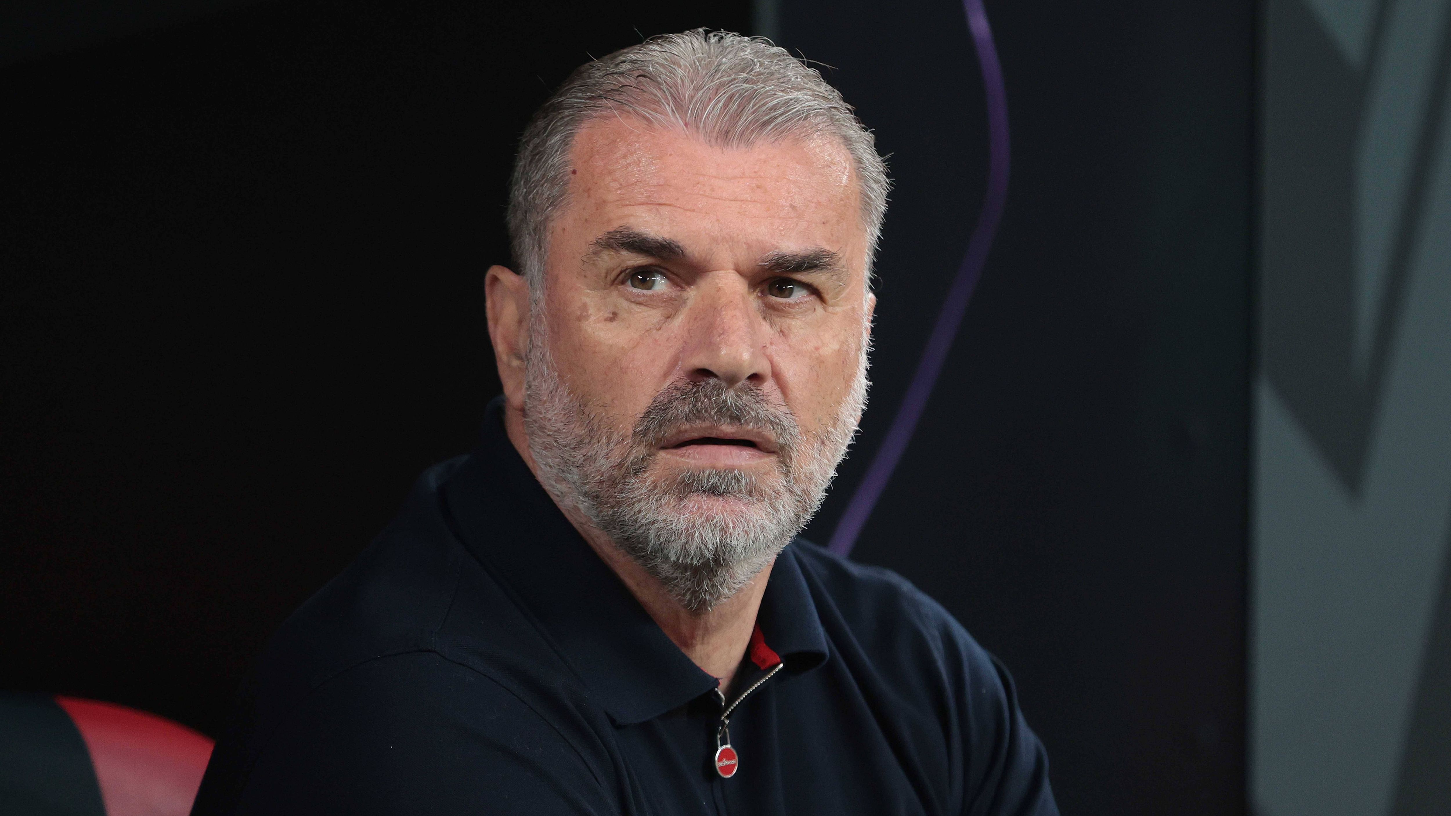 <strong>Ange Postecoglou</strong><br>Der ehemalige Trainer der Tottenham Hotspur soll laut Transferexperte Fabrizio Romano ebenfalls eine Option für Bayer darstellen. Zwar gewann der 60-Jährige mit den "Spurs" in der vergangenen Saison die Europa League, nach einer Chaosspielzeit und nur Platz 17 in der Premier League konnte aber auch der Titelgewinn seinen Posten nicht retten. Dem Bericht zufolge ist Fenerbahce Istanbul nach der Entlassung von Jose Mourinho wohl ebenfalls an Postecoglou dran. Beide Klubs sollen offenbar über die Verpflichtung des Griechen diskutieren.