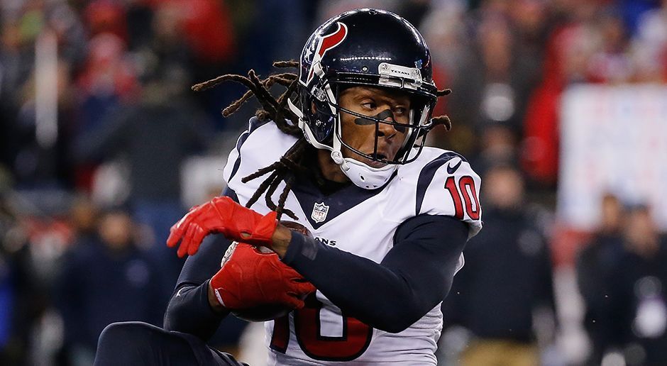 
                <strong>Houston Texans: DeAndre Hopkins</strong><br>
                Auch wenn J.J. Watt das Gesicht der Texans-Franchise ist: Der wichtigste Spieler ist DeAndre Hopkins. Selbst ohne den verletzten Watt schafft es Houston im vergangenen Jahr in die Playoffs. Hopkins steuert mit starken Leistungen seinen Teil zum Erfolg der Mannschaft bei und das, obwohl er seit Jahren auf konstante Leistungen seiner Quarterback wartet: Brian Hoyer, Ryan Mallett, T.J. Yates, Brandon Weeden, Brock Osweiler, Tom Savage - allein sechs Quarterbacks in zwei Jahren. Wie wichtig Hopkins ist, zeigt folgendes Beispiel: Mit 15 Touchdowns in den vergangenen beiden Regular Seasons kommt er auf mehr als ein Drittel aller Receiving-Touchdowns des Teams (44) und wird von seinen Quarterbacks 342 Mal gesucht.
              