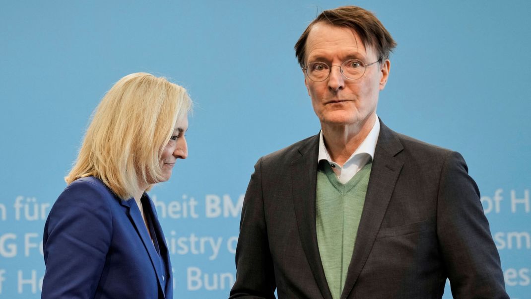 7. Mai 2025: Der scheidende Bundesgesundheitsminister Karl Lauterbach und die neue Bundesgesundheitsministerin Nina Warken bei der Übergabezeremonie im Bundesministerium für Gesundheit in Berlin