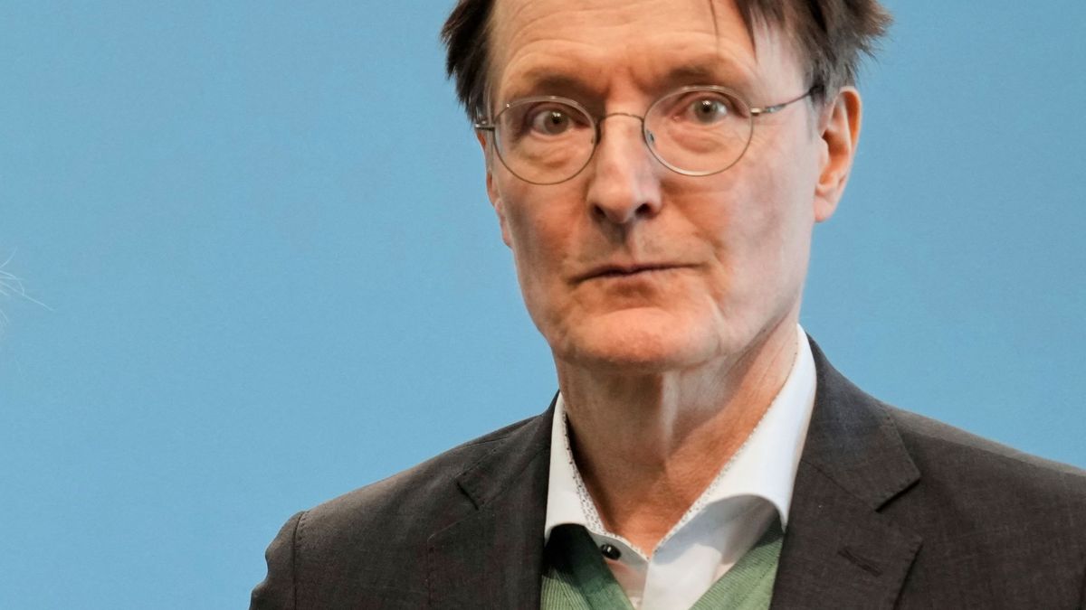 7. Mai 2025: Der scheidende Bundesgesundheitsminister Karl Lauterbach und die neue Bundesgesundheitsministerin Nina Warken bei der Übergabezeremonie im Bundesministerium für Gesundheit in Berlin