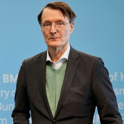 7. Mai 2025: Der scheidende Bundesgesundheitsminister Karl Lauterbach und die neue Bundesgesundheitsministerin Nina Warken bei der Übergabezeremonie im Bundesministerium für Gesundheit in Berlin
