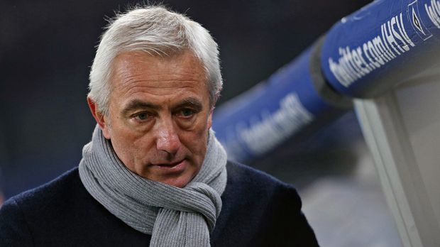 
                <strong>Bert van Marwijk (Hamburger SV)</strong><br>
                Der immense Trainerverschleiß des Hamburger SV in den letzten Jahren, ist hinlänglich bekannt. Ein prominentes "Opfer" ist der Niederländer Bert van Marwijk, den der Bundesliga-Dino im September 2013 verpflichtete. Die Bundesliga kannte van Marwijk damals bereits aus seiner Zeit in Dortmund, doch an der Elbe lief es für ihn nicht. In 17 Spielen konnte der HSV unter van Marwijk nur vier Mal gewinnen und so musste dieser Mitte Februar 2014 seine Koffer packen. Zuvor kassierte der HSV beim 2:4 in Braunschweig die achte Pflichtspiel-Niederlage in Folge. Nach den Hamburgern trainierte der 65-Jährige bis Mitte September 2017 die Nationalmannschaft Saudi-Arabiens, verpasste mit seinem Team vorzeitig die WM-Qualifikation.
              