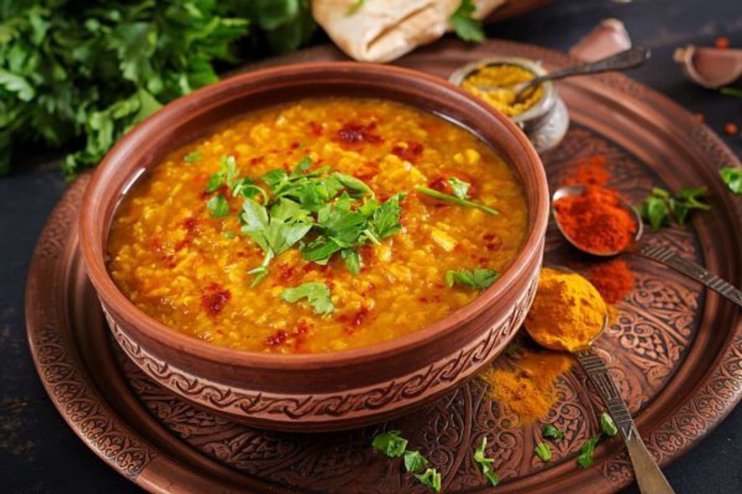 "Dal" ist der typisch indische Linseneintopf, den man dort zu jeder Tages- und Nachtzeit serviert bekommt. Dieses Rezept bringt das exotische Curry zu dir nach Hause.