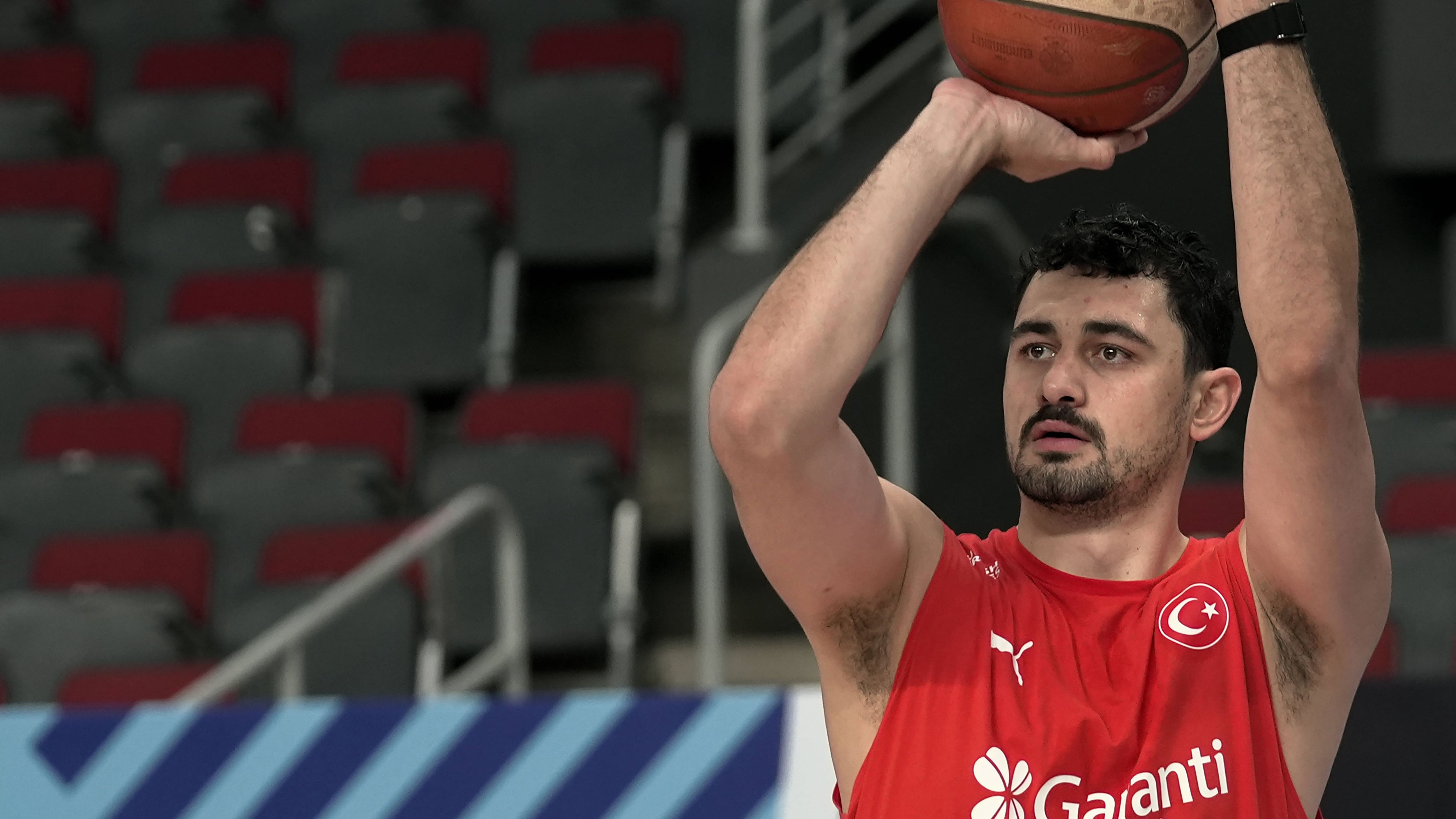 <strong>Erkan Yilmaz</strong><br><strong>Größe:</strong> 1,92 Meter<br><strong>Position:</strong>&nbsp;Small Forward<br><strong>Alter:</strong> 27<br><strong>Verein:</strong> Anadolu Efes Istanbul (Türkei)<br><strong>Stats bei der EM:</strong> 0,4 Punkte, 0 Assists, 0,8 Rebounds<br><strong>Beste Regular Season seiner Karriere:</strong> 2022/23 bei Turk Telekom (Türkei) mit 7,8 Punkten, 2,9 Assists und 4,7 Rebounds