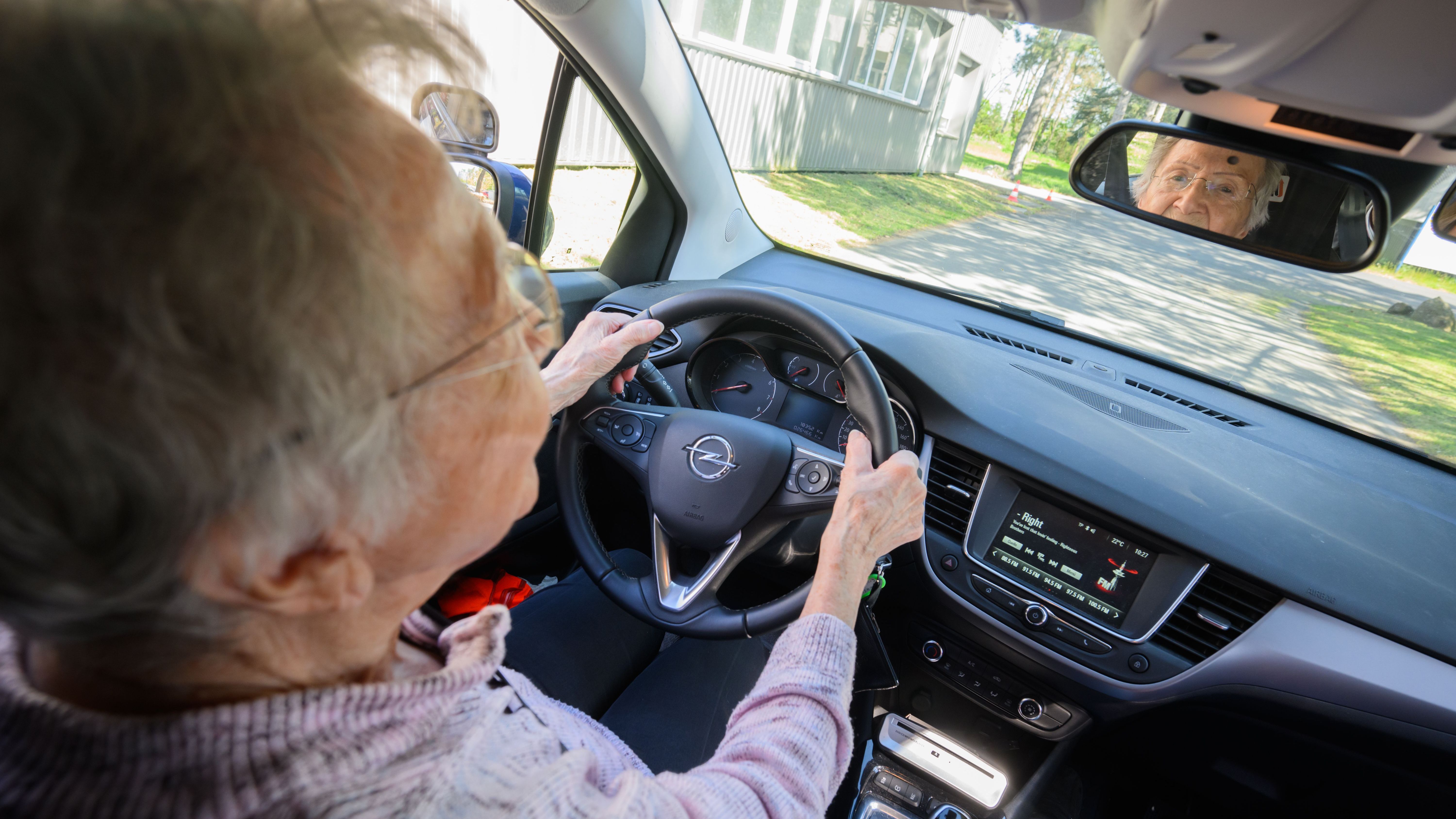 Die EU-Kommission schlägt vor, dass ältere Verkehrsteilnehmer:innen ab 70 Jahre regelmäßig auf ihre Fahrtauglichkeit geprüft werden. 