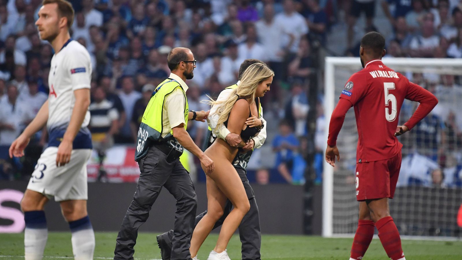 
                <strong>Final-Flitzerin: Das steckt hinter ihrem Auftritt</strong><br>
                Auch Zdorovetskiy war stolz auf seine Lebensgefährtin: "Ich kann es kaum erwarten, dich zu heiraten", twitterte er. Er verfolgte das ganze übrigens auch im Stadion, obwohl er eigentlich ein weltweites Verbot hat. Doch in einem Video ist er im Madrider Fußball-Tempel zu sehen - er ruft "that's my fucking girlfriend" als die Flitzerin losstürmt. Sie schrieb wiederum bei Instagram: "Das Leben ist zum Leben da, und um verrückte Dinge zu tun, an die du dich für immer erinnerst."
              