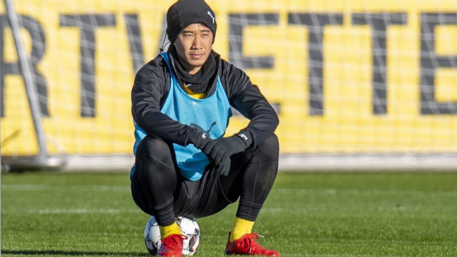 
                <strong>Shinji Kagawa (30) </strong><br>
                Auch Shinji Kagawas Zeit bei Borussia Dortmund scheint zu Ende, unter Trainer Favre war der Japaner außen vor und kam in der Hinrunde lediglich zu zwei Bundesliga-Einsätzen. Im Winter folgte ein Wechsel auf Leihbasis zu Besiktas Istanbul. Sollten die Türken Kagawa tatsächlich über das Leih-Ende hinaus verpflichten wollen, würden die BVB-Bosse bei einer entsprechenden Ablöse ihrem verdienten Spieler wohl keine Steine in den Weg legen.
              