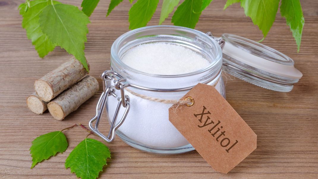 Enthält weniger Kalorien als Haushaltszucker und sorgt für angenehme Süße: Xylitol, auch Birkenzucker genannt.