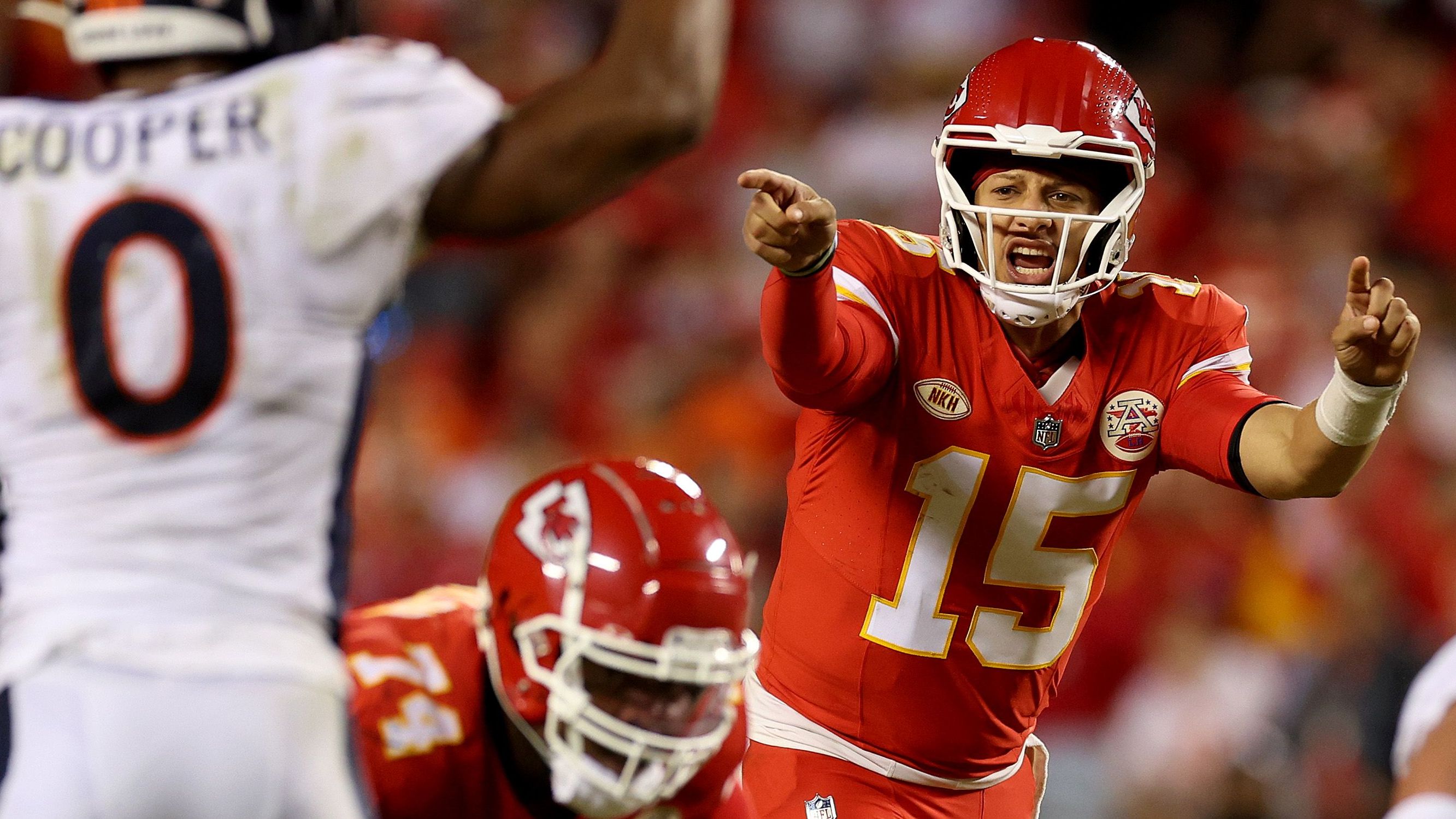 <strong>Week 6: Patrick Mahomes (Kansas City Chiefs)</strong><br>Es hört nicht auf: Patrick Mahomes knackt die nächste Bestmarke in der Liga. Der Star-Quarterback der Kansas City Chiefs kam <a target="_blank" href="https://www.ran.de/sports/american-football/nfl/videos/highlights-chiefs-duo-stark-mahomes-und-kelce-verstehen-sich-blind">gegen die Denver Broncos</a> in seinem 100. NFL-Start (Playoffs inklusive) zum 80. Sieg - inklusive Playoffs. Eine unfassbare Quote. Das sind die meisten Siege eines Quarterbacks in 100 NFL-Starts.