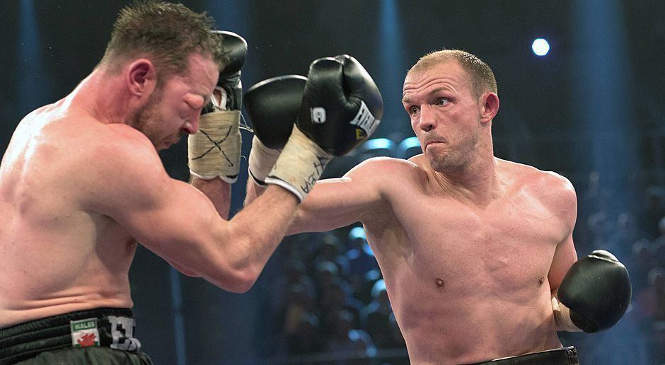 
                <strong>Jürgen Brähmer vs. Enzo Maccarinelli</strong><br>
                Brähmer stellte sich im April 2014 einer Titelverteidigung gegen Enzo Maccarinelli. Für den Briten endete der Kampf schmerzhaft, da sein Auge nach einem Treffer Brähmers völlig zugeschwollen war. Der Kampf wurde nach der sechsten Runde abgebrochen.
              