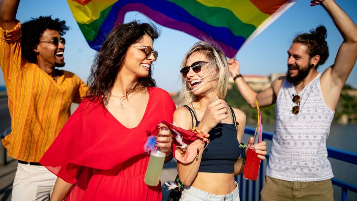 Junge Menschen Mit Regenbogenfahne Gettyimages 1247855659