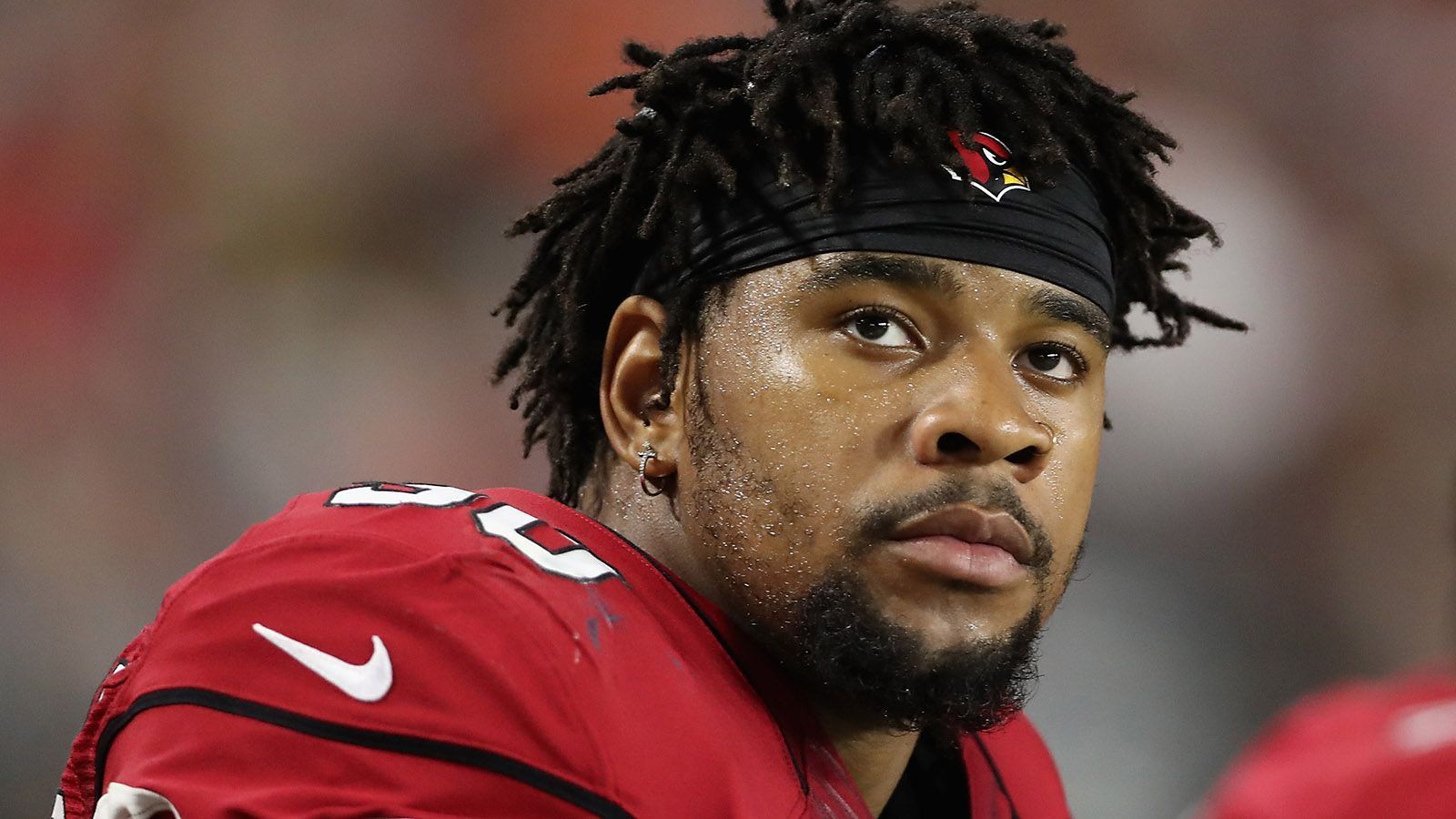 
                <strong>Robert Nkemdiche (Arizona Cardinals)</strong><br>
                Ähnlich wie Garcon geht es Robert Nkemdiche. Der Defensive Tackle der Cardinals zog sich gegen die Lions in Week 14 eine Knieverletzung zu und muss damit seine Saison beenden. Der Erstrundenpick von 2016 geht im kommenden Jahr in seine letzte Saison des Rookie-Vertrags. Um weiter in Arizona spielen zu dürfen, muss er so schnell wie möglich wieder fit werden.
              