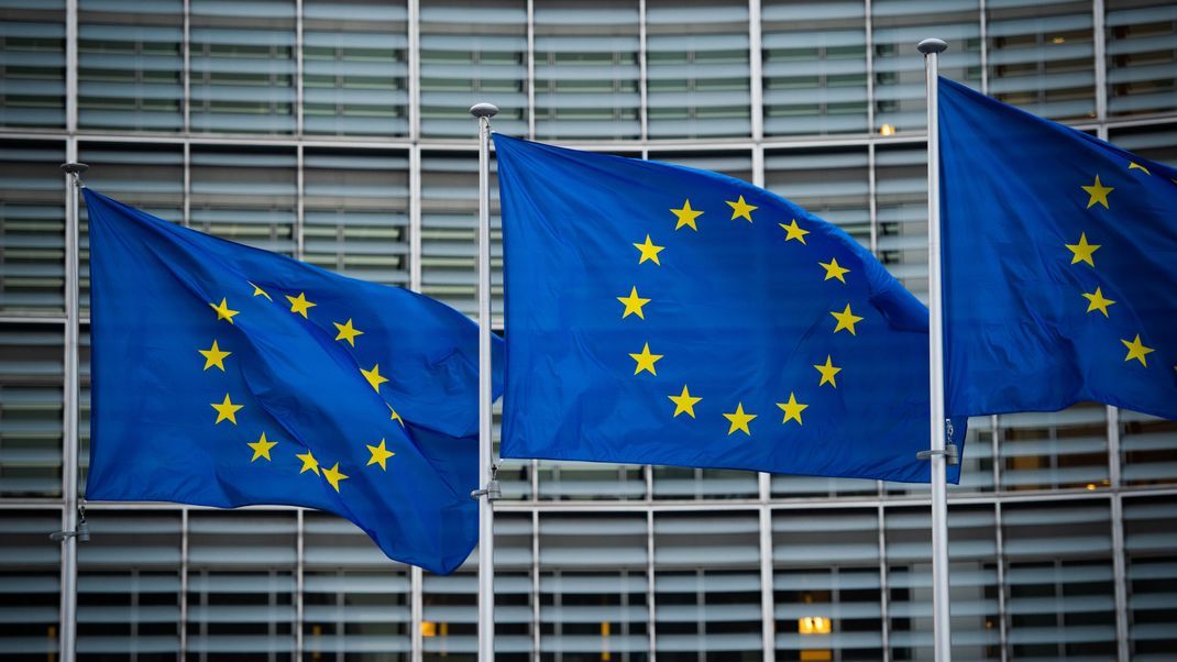 Flaggen der Europäischen Union wehen im Wind vor dem Berlaymont-Gebäude der Europäischen Kommission in Brüssel. 

