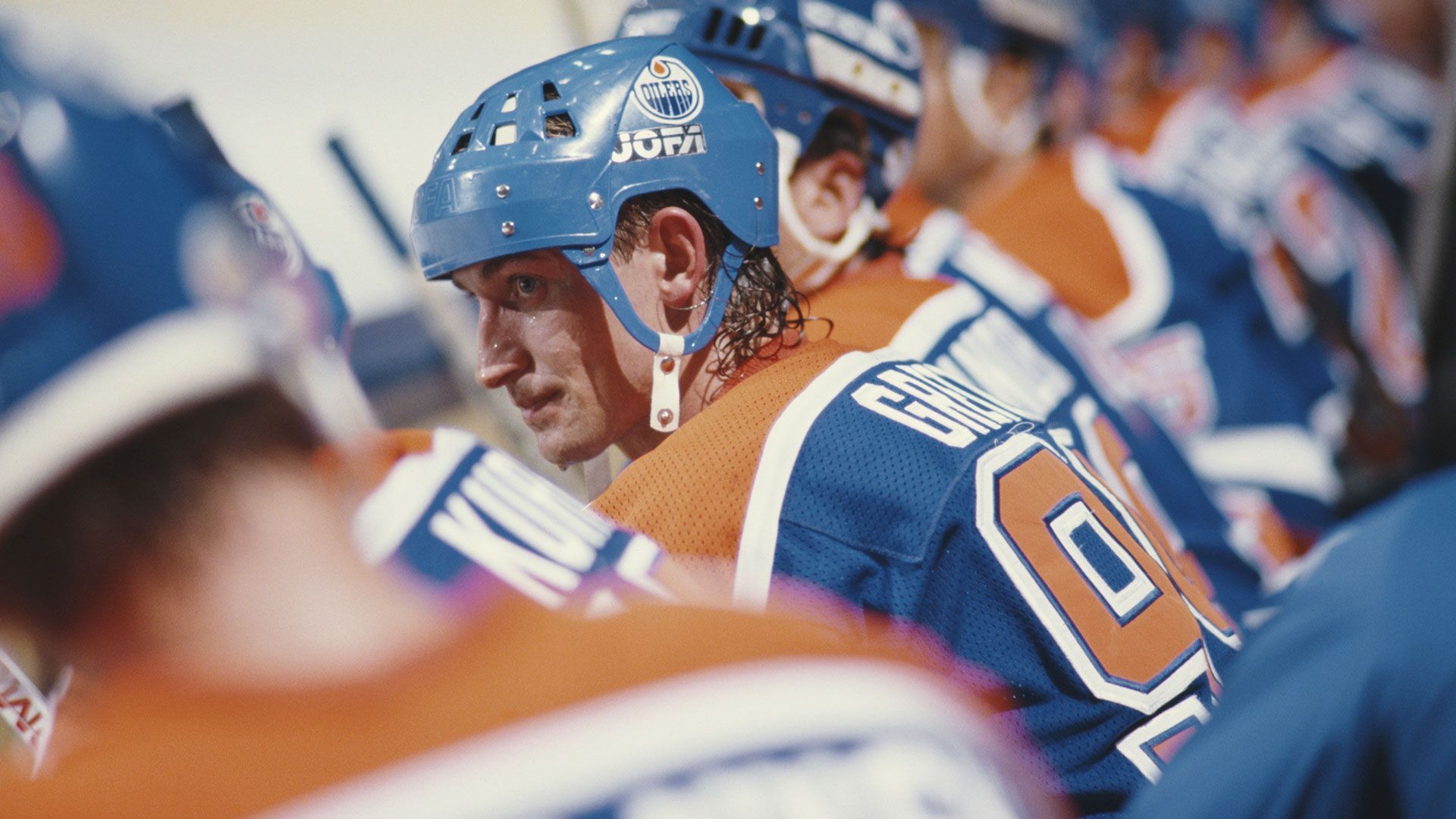 
                <strong>Wayne Gretzky: Der GOAT der NHL</strong><br>
                Das Beste kommt bekanntlich zum Schluss. Der wahrscheinlich größte Eishockeyspieler aller Zeiten, Wayne Gretzky, sorgte in seiner NHL-Laufbahn für eine Vielzahl an Rekorden. "The Great Gretzky" hielt zum Zeitpunkt seines Karriereendes 1999 insgesamt 61 Bestmarken. Der Kanadier hält bis heute unter anderem die Rekorde für die meisten Karrieretore insgesamt (1.016), während der regulären Saison (894) und in den Playoffs (122). Auch den Bestwert für die meisten Treffer in einer regulären Saison (92) gehören dem "GOAT". Die genannten Bestmarken hat Gretzky ebenfalls bei den Vorlagen inne, weshalb der viermalige Stanley-Cup-Sieger gleichzeitig auch bis heute die wichtigsten Punktestatistiken dominiert.
              
