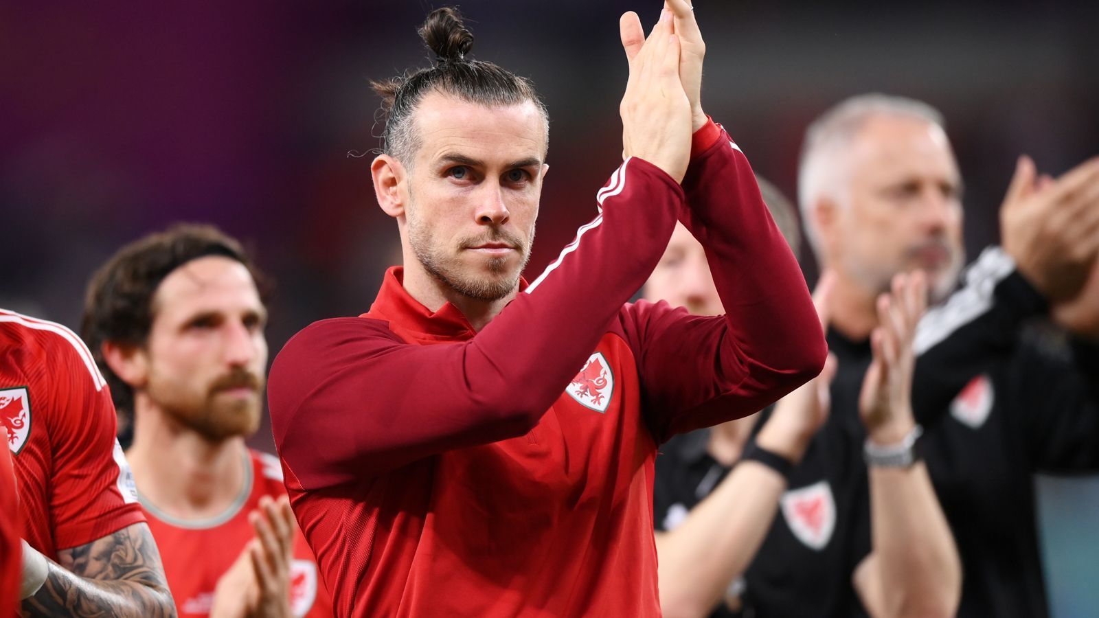 
                <strong>Gareth Bale (Wales)</strong><br>
                Der walisische Held Gareth Bale beendete wenige Wochen nach dem Ausscheiden bei der WM in Katar nicht nur seine Nationalmannschafts-Karriere. Der frühere Real-Star verkündete gleichzeitig auch das Ende seiner aktiven Karriere. Zuletzt kickte der 33-jährige in der MLS für Los Angeles FC und holte mit dem Klub aus Kalifornien den Titel. "Ich fühle mich unglaublich glücklich, dass ich meinen Lebenstraum verwirklichen konnte, den Sport zu spielen, den ich liebe. Er hat mir einige der besten Momente meines Lebens beschert. In 17 Saisons habe ich so viele Höhepunkte erlebt, dass es unmöglich sein wird, sie zu wiederholen, ganz gleich, was das nächste Kapitel für mich bereithält", schrieb der einst allererste 100-Millionen-Euro-Transfer in seinem Abschieds-Statement. 
              