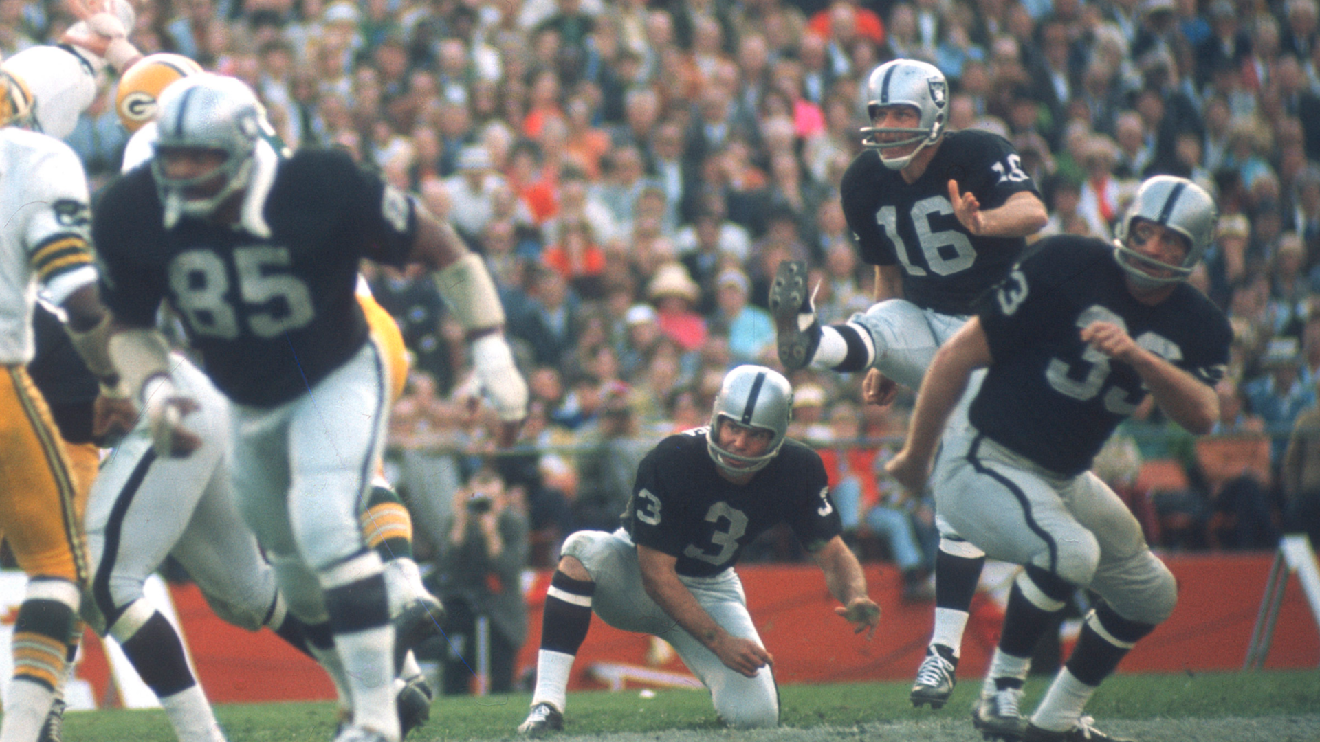 <strong>George Blanda (QB und K)</strong><br>
                Eine ungewöhnliche Zweitposition spielte George Blanda. Der Hall of Famer lief sowohl als Kicker als auch als Quarterback in der NFL auf. Über 600 Mal trat er zum Field-Goal-Versuch an. 52,3 Prozent davon verwandelte er. Blanda verstarb 2010 im Alter von 83 Jahren.
