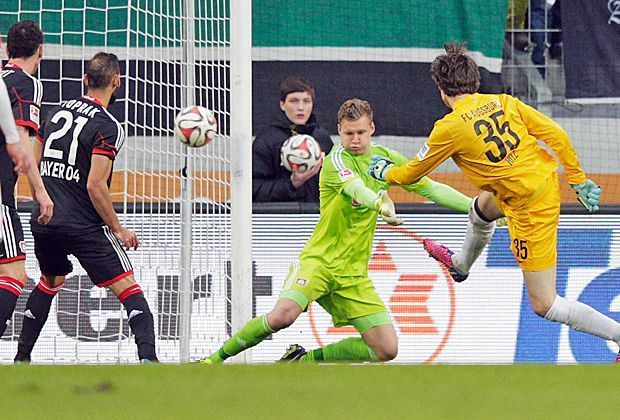 
                <strong>Torschütze der Saison: Marwin Hitz</strong><br>
                Beim 2:2 gegen Bayer Leverkusen am 21. Februar gelingt dem Torwart des FC Augsburg in der Nachspielzeit der historische Treffer zum Ausgleich. Der Schweizer ist damit der dritte Keeper in der 52-jährigen Bundesliga-Geschichte, dem aus dem Spiel heraus ein Tor gelang.
              