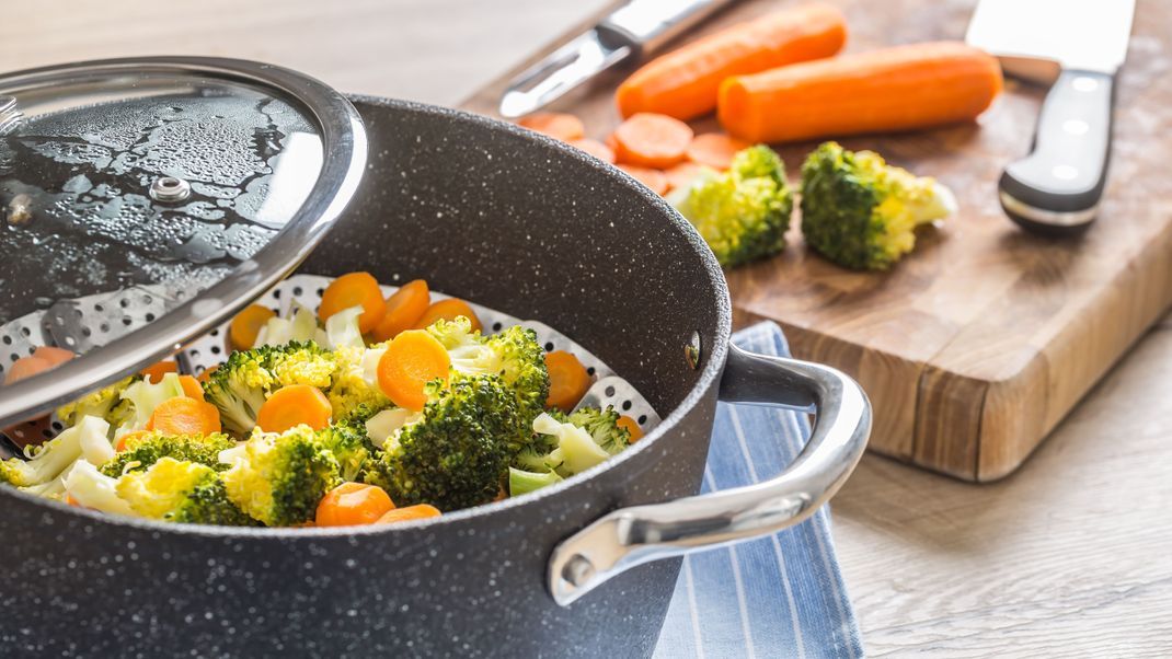 Dampf gart Gemüse schonend und erhält die Nährstoffe beim Kochen.