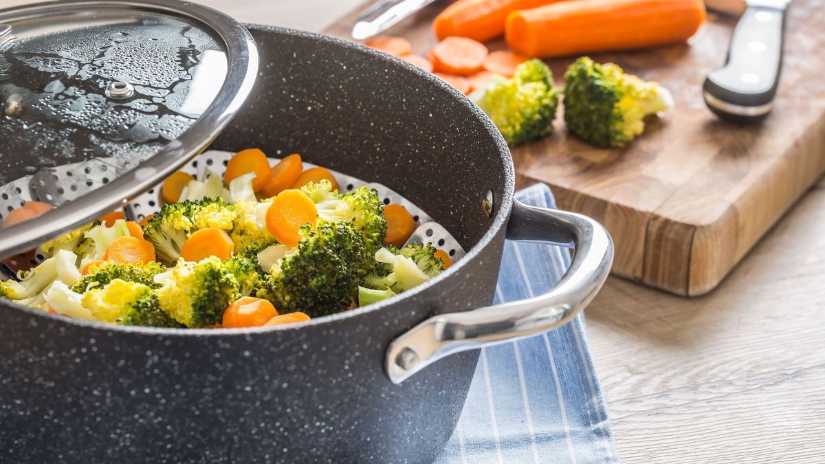 Dämpfen: Dampf gart Gemüse schonend und erhält die Nährstoffe beim Kochen