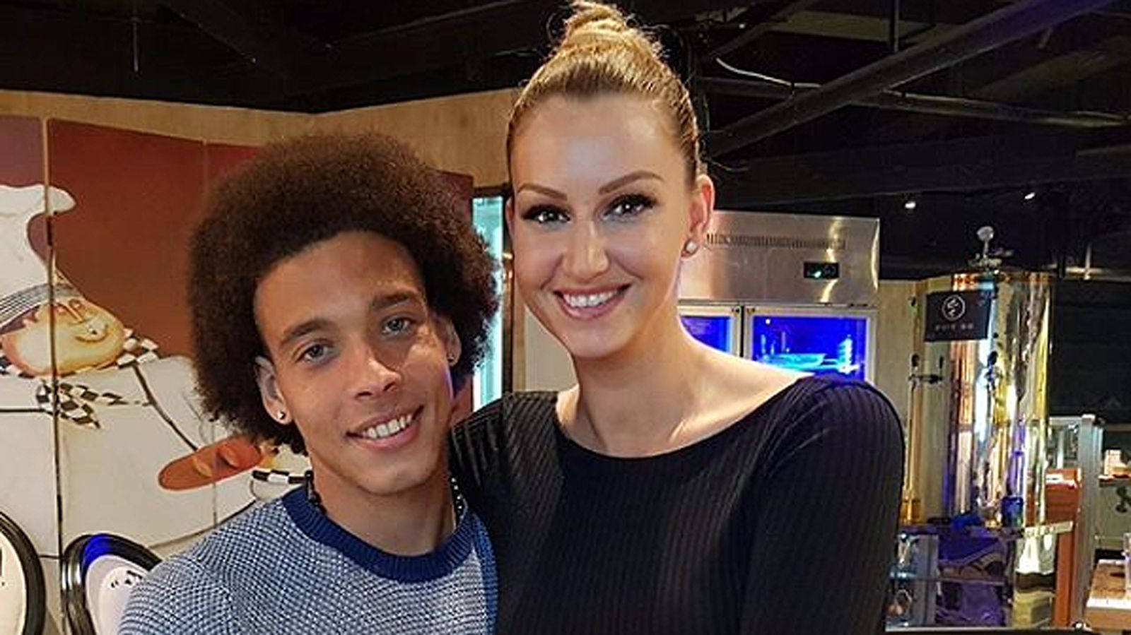 
                <strong>Witsels Familie</strong><br>
                Privaten Rückhalt findet Axel Witsel bei seiner Frau Rafaella (re.). Mit der früheren Marketing-Studentin hat der belgische Nationalspieler zwei gemeinsame Kinder. Auf kuriose Art erlangte seine Rafaella vor einiger Zeit im Netz Bekanntheit - durch ein Verkaufs-Inserat. Die Frau des Fußball-Millionärs bot ihren gebrauchten "Ford Ka" (Baujahr 2011) vor dem Witsel-Wechsel nach China für 4.500 Euro online zum Verkauf an. Für diese Summe musste ihr Liebster in der neuen, chinesischen Heimat gerade einmal ein paar Minuten arbeiten.
              