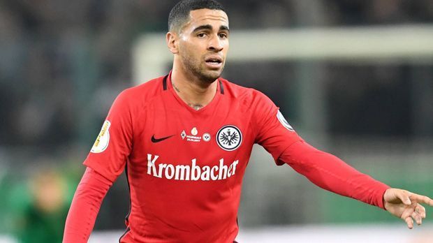 
                <strong>Omar Mascarell (Eintracht Frankfurt)</strong><br>
                Eintracht Frankfurt muss die komplette Hinrunde auf Omar Mascarell verzichten. "Ziel ist es, dass er zur Vorbereitung auf die Rückrunde fit ist", sagte Sportdirektor Bruno Hübner. Der Frankfurter litt schon seit Monaten unter Achillessehnenbeschwerden, welche von der medizinischen Abteilung der Eintracht zunächst nur konservativ behandelt wurden. Da die Behandlung aber nicht anschlug, musste der Spanier am 12. Juli doch operiert werden. 
              