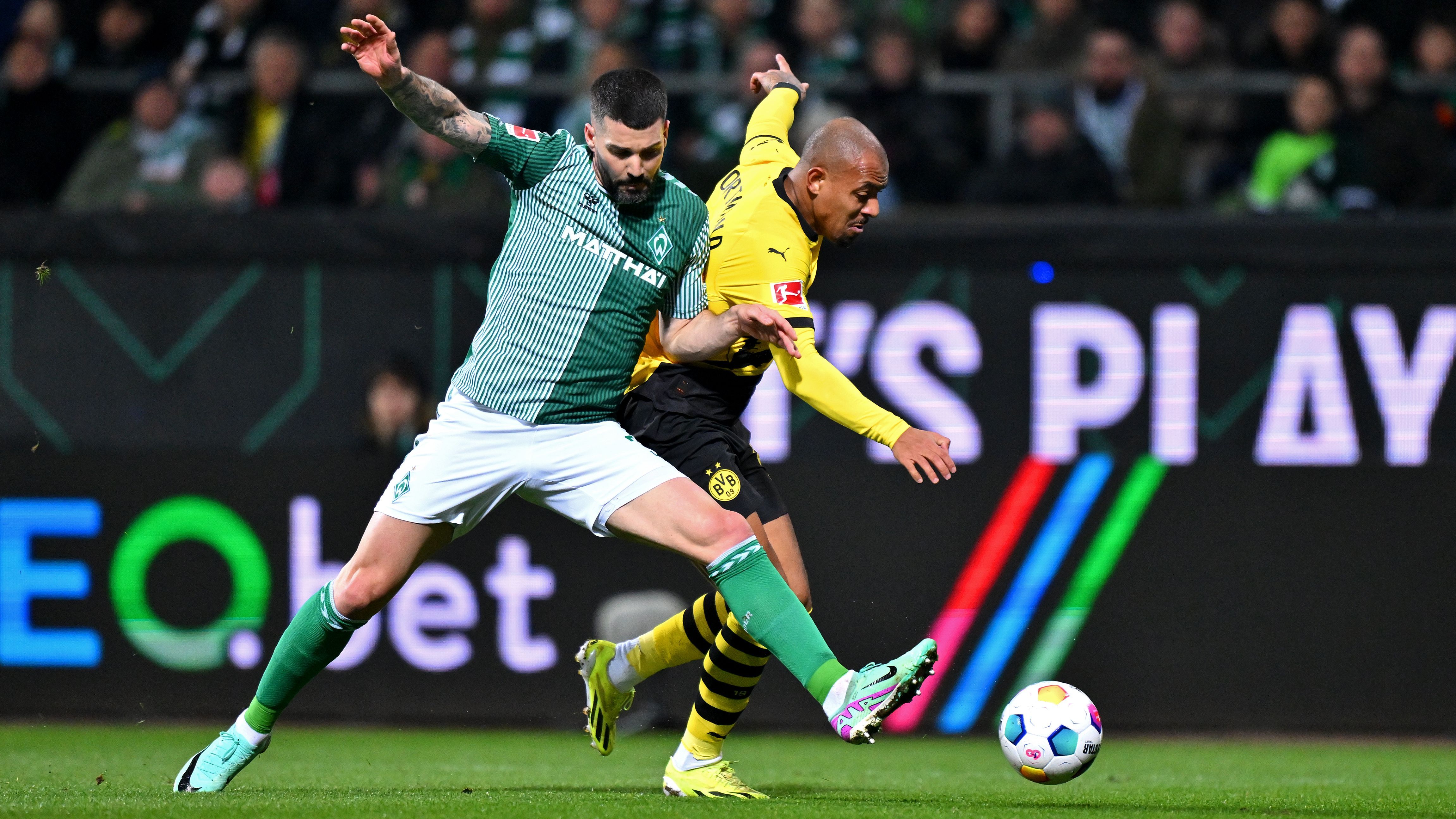 <strong>Donyell Malen</strong><br>Der Torschütze zum 1:0! Nach seiner abgesessenen Gelbsperre kehrt der Offensivspieler wieder in die Startelf zurück und ersetzt gegenüber dem vergangenen Wochenende Karim Adeyemi. Die Verteidigung von Werder lässt ihm zunächst wenig Raum. Dann trifft er allerdings nach einer guten Ballannahme per Fallrückzieher. Zur Halbzeit wird er aus taktischen Gründen ausgewechselt. &nbsp;<strong><em>ran</em>-Note: 2</strong>