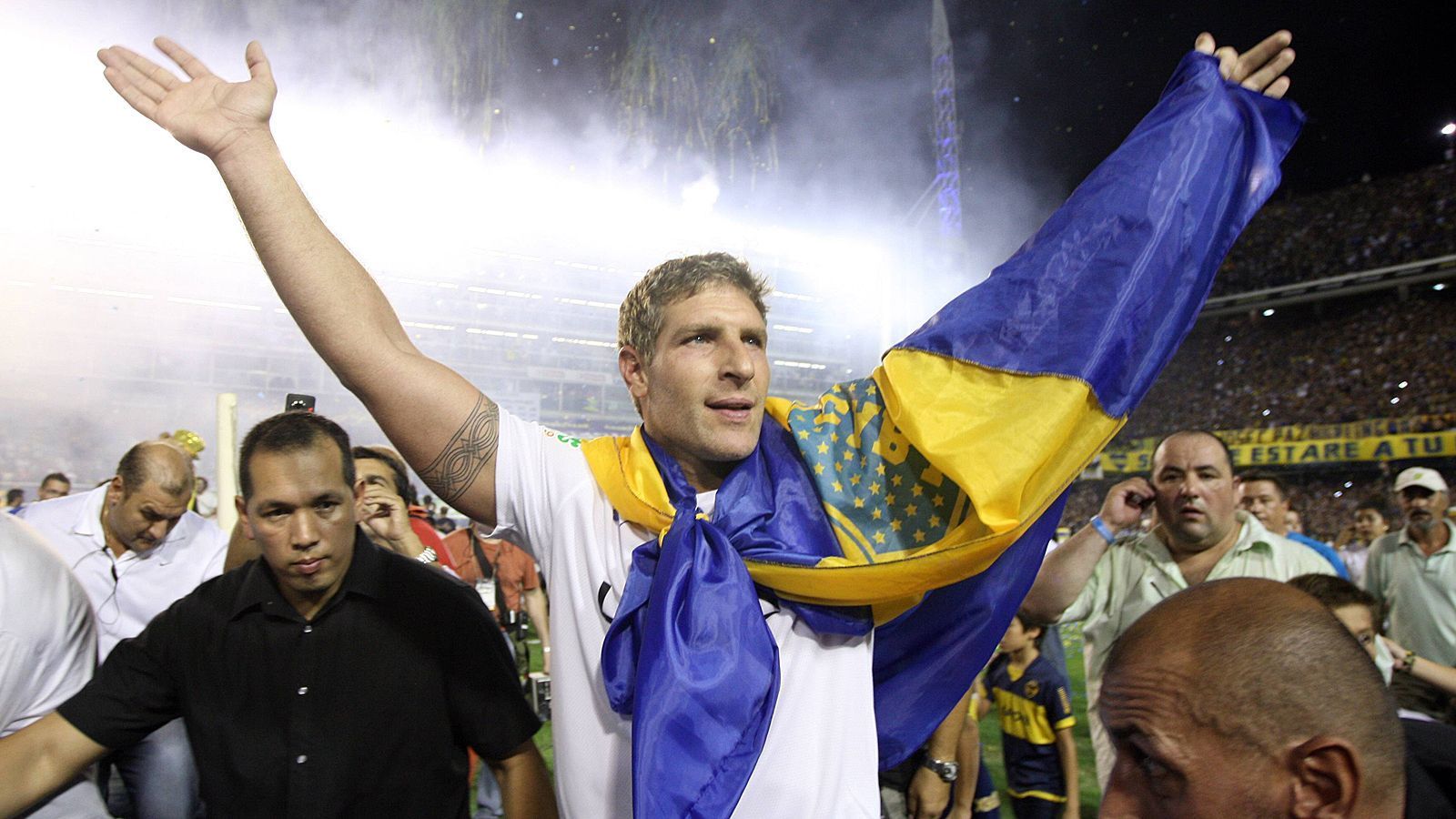 
                <strong>Martin Palermo (Boca Juniors)</strong><br>
                Zeit im Verein: Sommer 1997 bis Januar 2001 und Sommer 2004 bis Sommer 2011Position: AngriffHoffentlich begegnet der beste Torschütze der Klub-Geschichte niemals Oliver Kahn. Denn auch Palermo wird "Titan" gerufen. Nach 236 Treffern in 404 Partien verabschiedete er sich 2011 von den enthusiastischen Fans. Seine persönlich schwärzeste Stunde erlebte der Goalgetter bei der Copa America 1999, als er im Gruppenspiel der Argentinier gegen Kolumbien sagenhafte drei Elfmeter verschoss - die Partie endete passenderweise 0:3. Trotz dreier Turniertore Palermos scheiterte die "Albiceleste" im Viertelfinale am spätere Champion Brasilien.
              